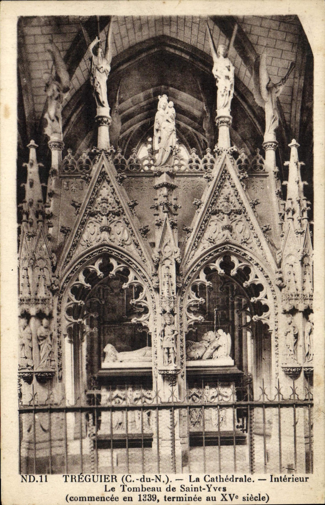 CPA Treguier La Cathedrale Interieur Le Tombeau De Saint Yves