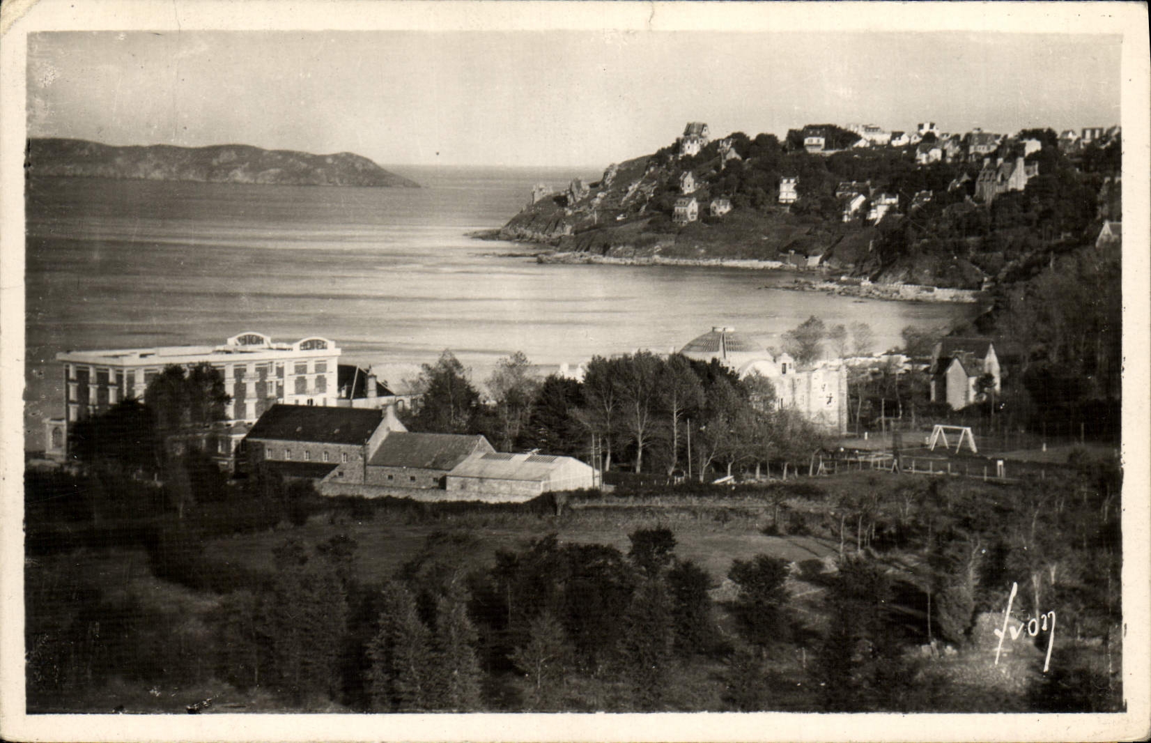 VINTAGE POSTCARD Perros Guirec Green Heights surrounding the Beach of Trestraou