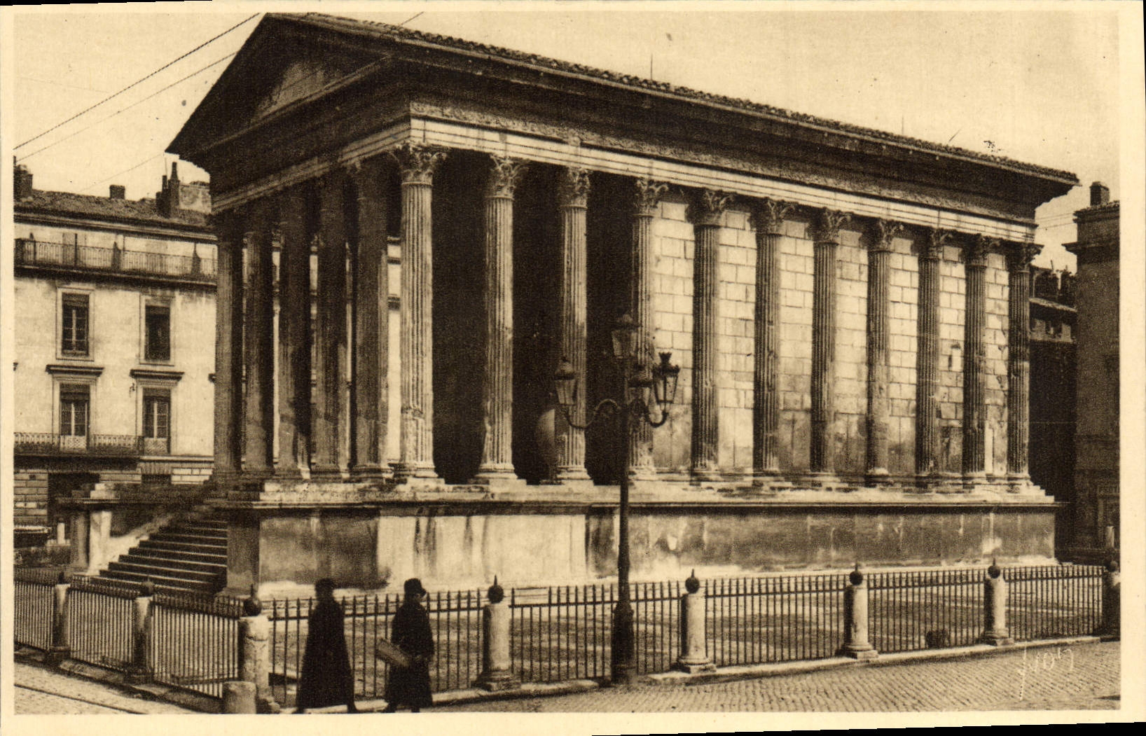 CPA Nimes La Maison Carree