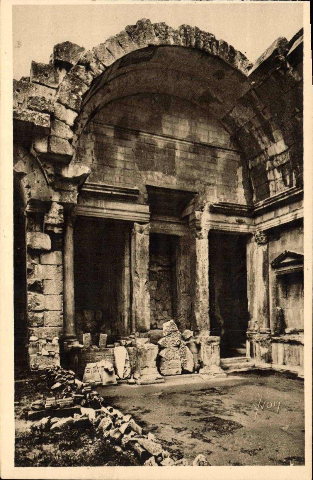 Jardín de Nimes de la POSTAL de la VENDIMIA del interior de la fuente del templo de Diane