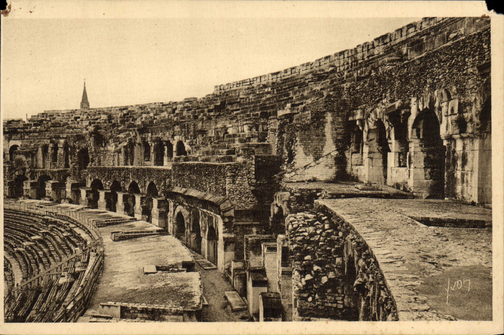 CPA Nimes L'Interieur des Arenes Galeries et Gradins