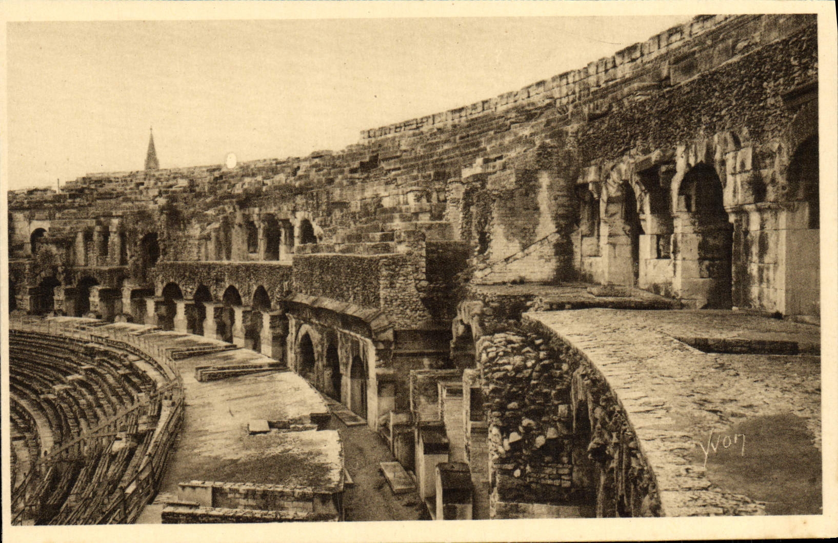 CPA Nimes L'Interieur des Arenes Galeries et Gradins