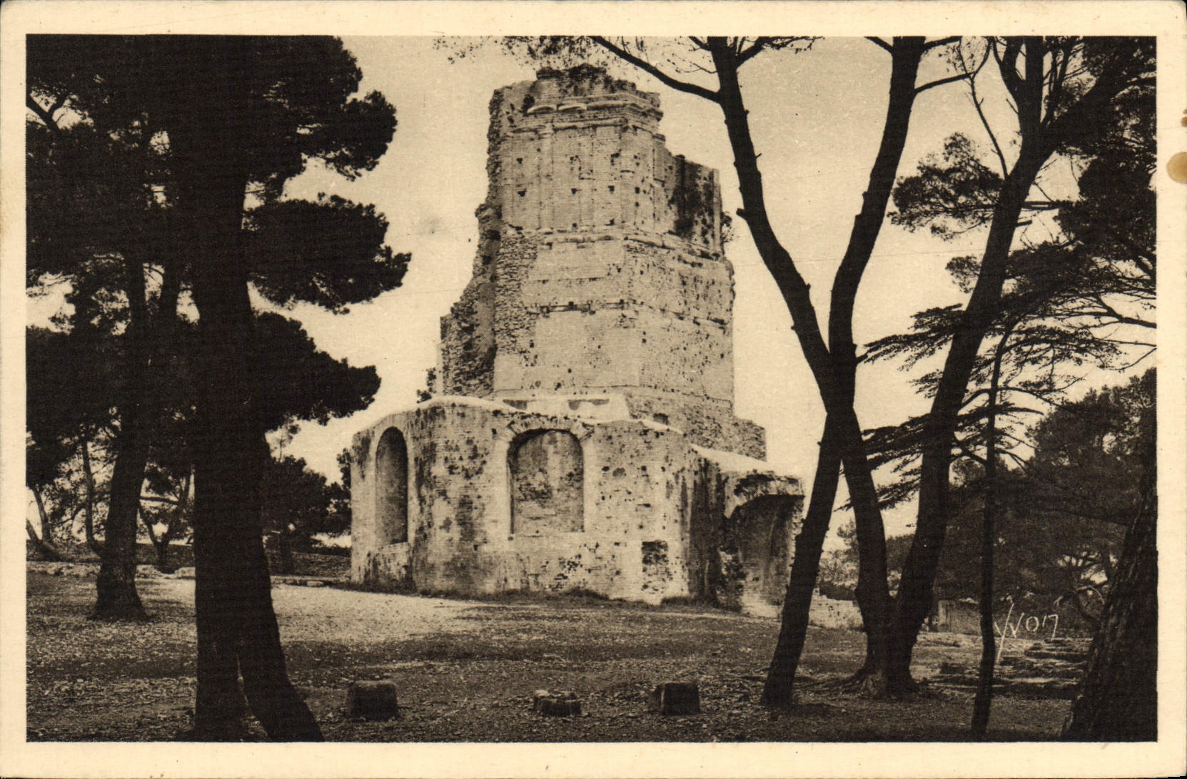 CPA Nimes La Tour Magne