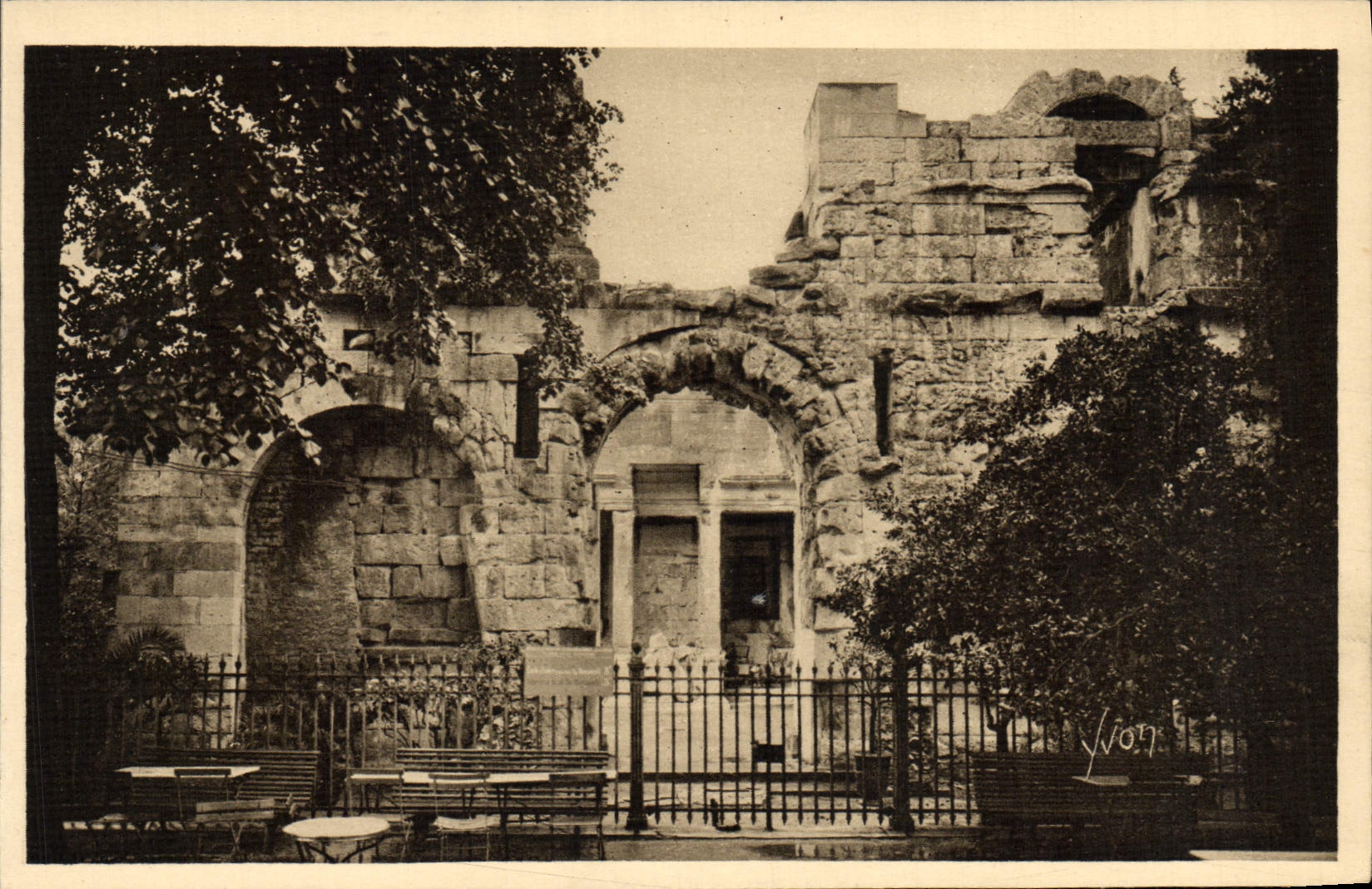 CPA Nimes Jardin de la Fontaine Le Temple de Diane