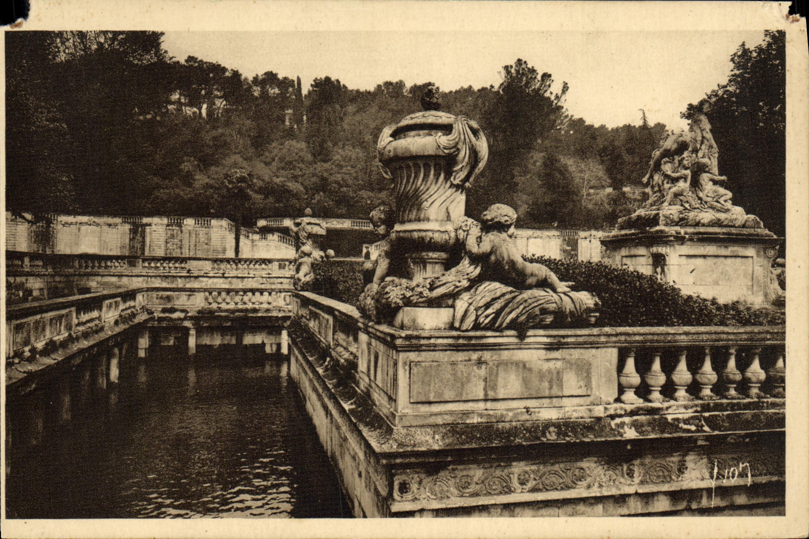 Jardín de Nimes de la POSTAL de la VENDIMIA de la fuente les Bains romana