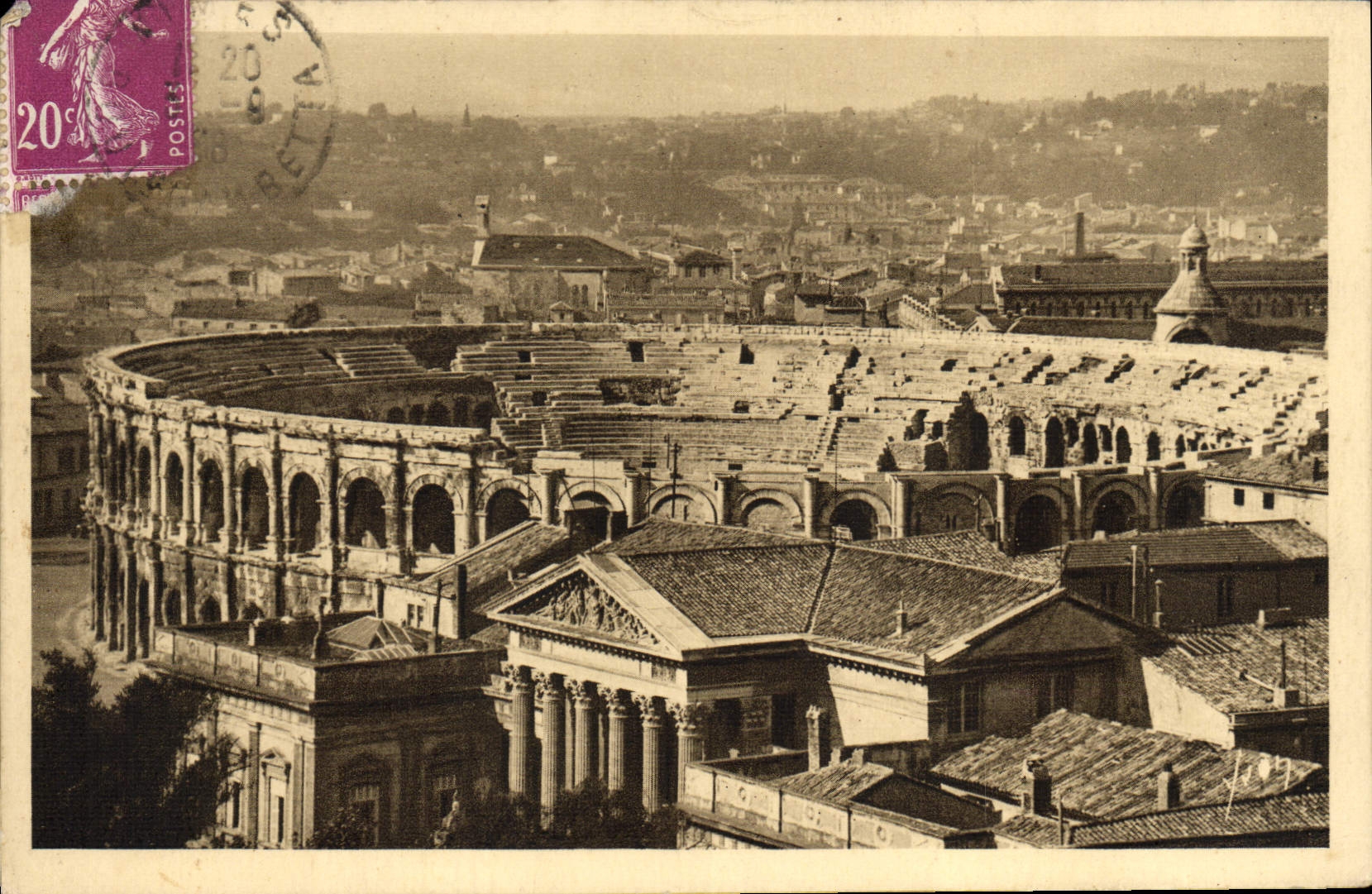 CPA La Douce France Nimes Les Arenes
