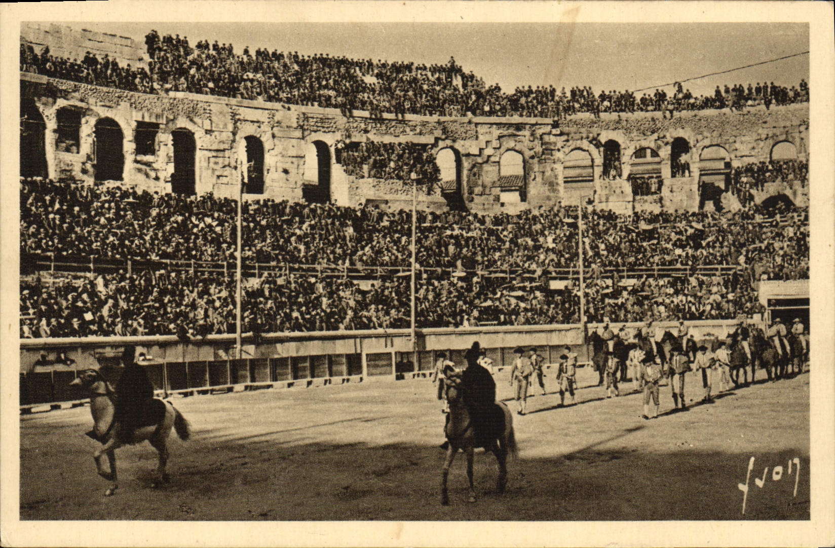 POSTAL Nimes de la VENDIMIA la arena un día de corrida Paseo