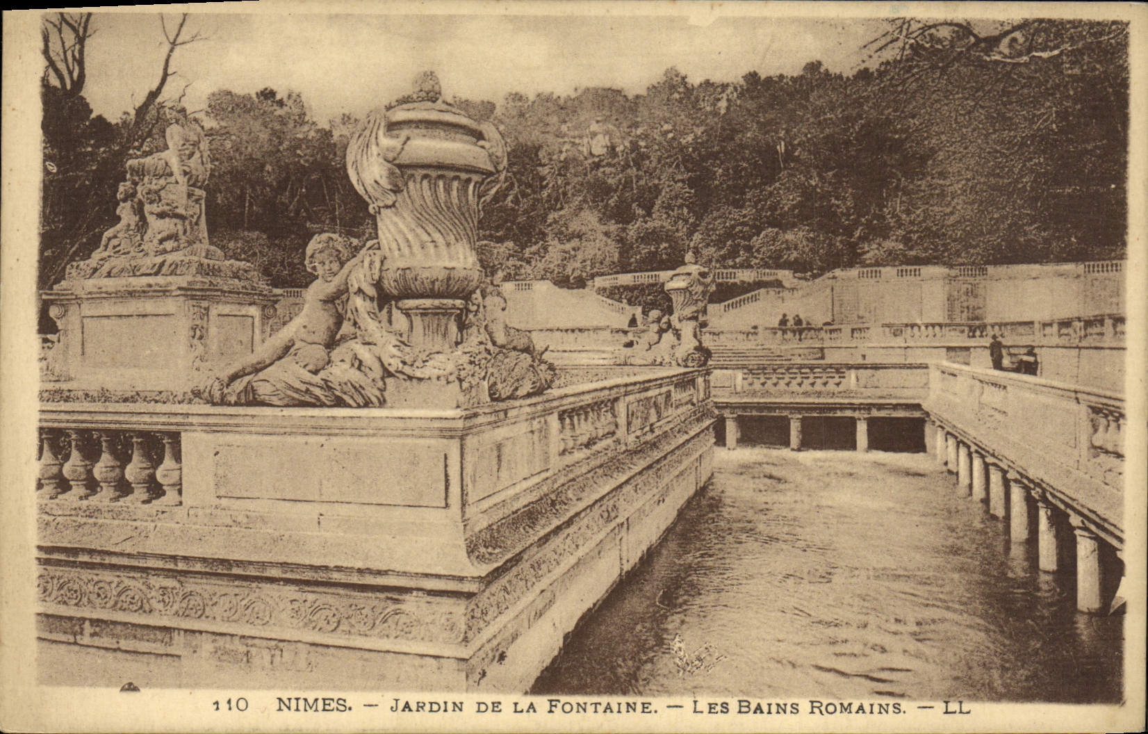 Jardines de Nimes de la POSTAL de la VENDIMIA de la fuente les Bains romana