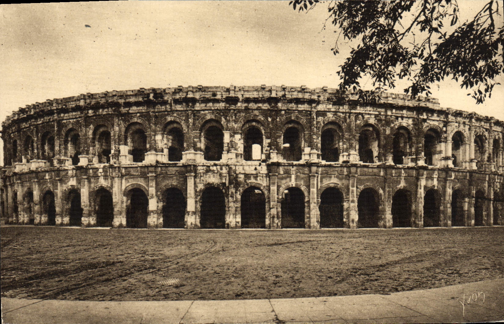 CPA La Douce France Nimes Les Arenes