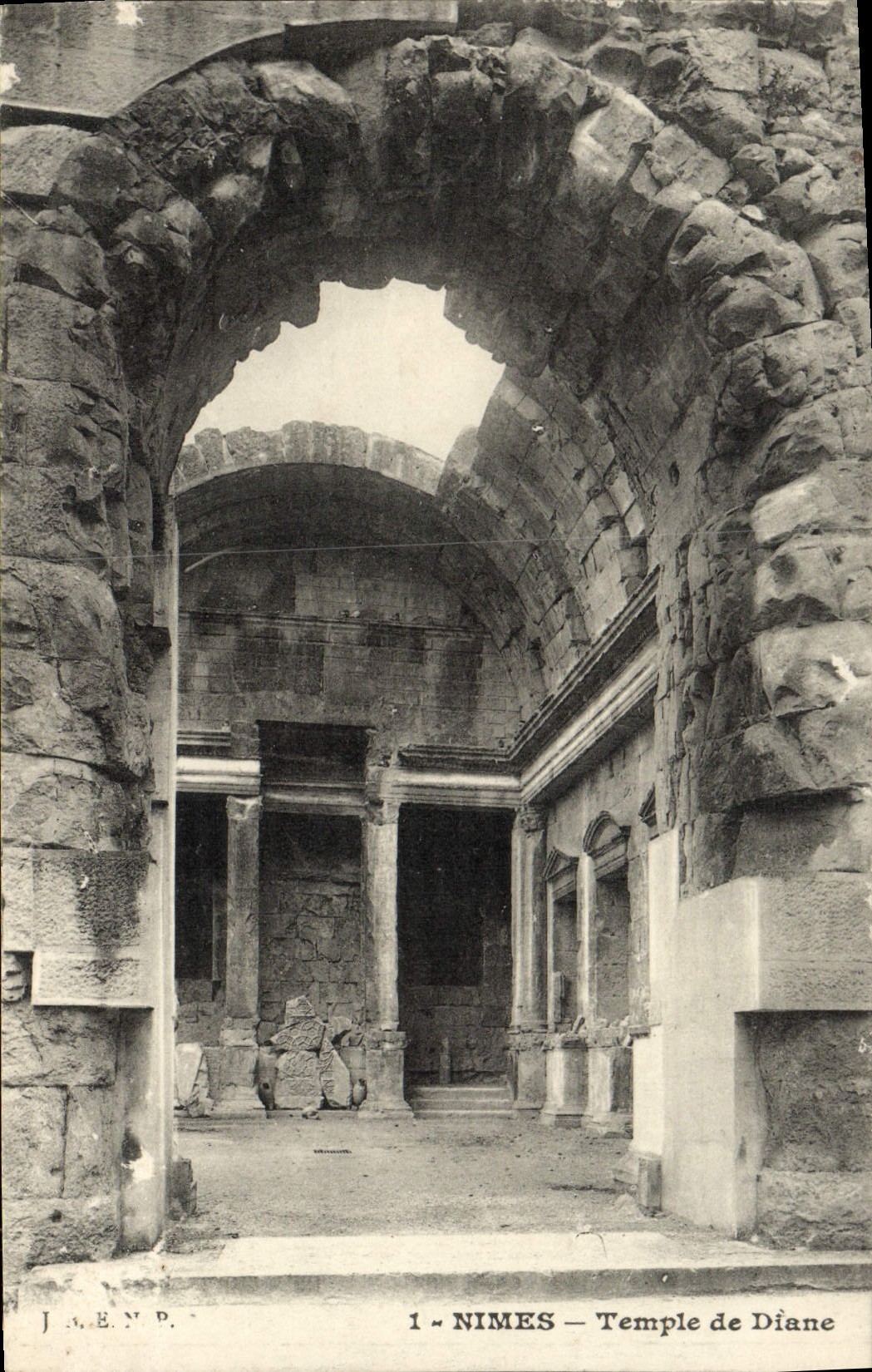 CPA Nimes Temple De Diane