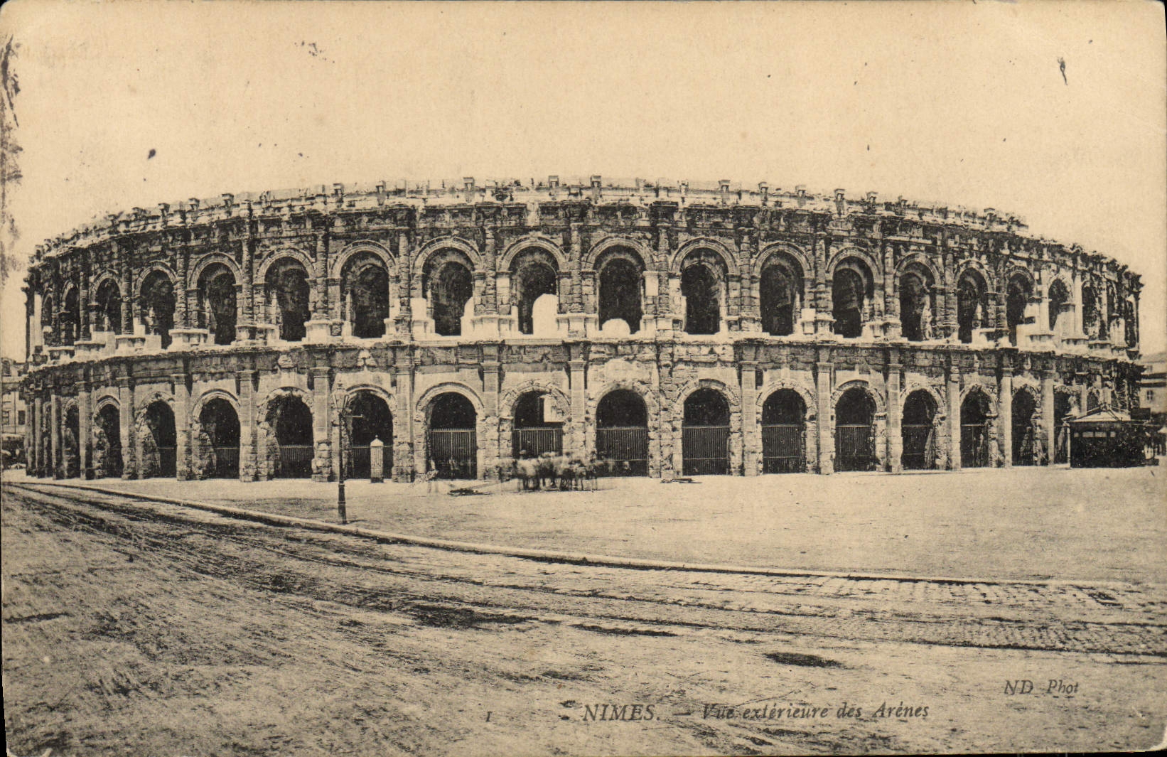 CPA Nimes Vue Exterieure Des Arenes