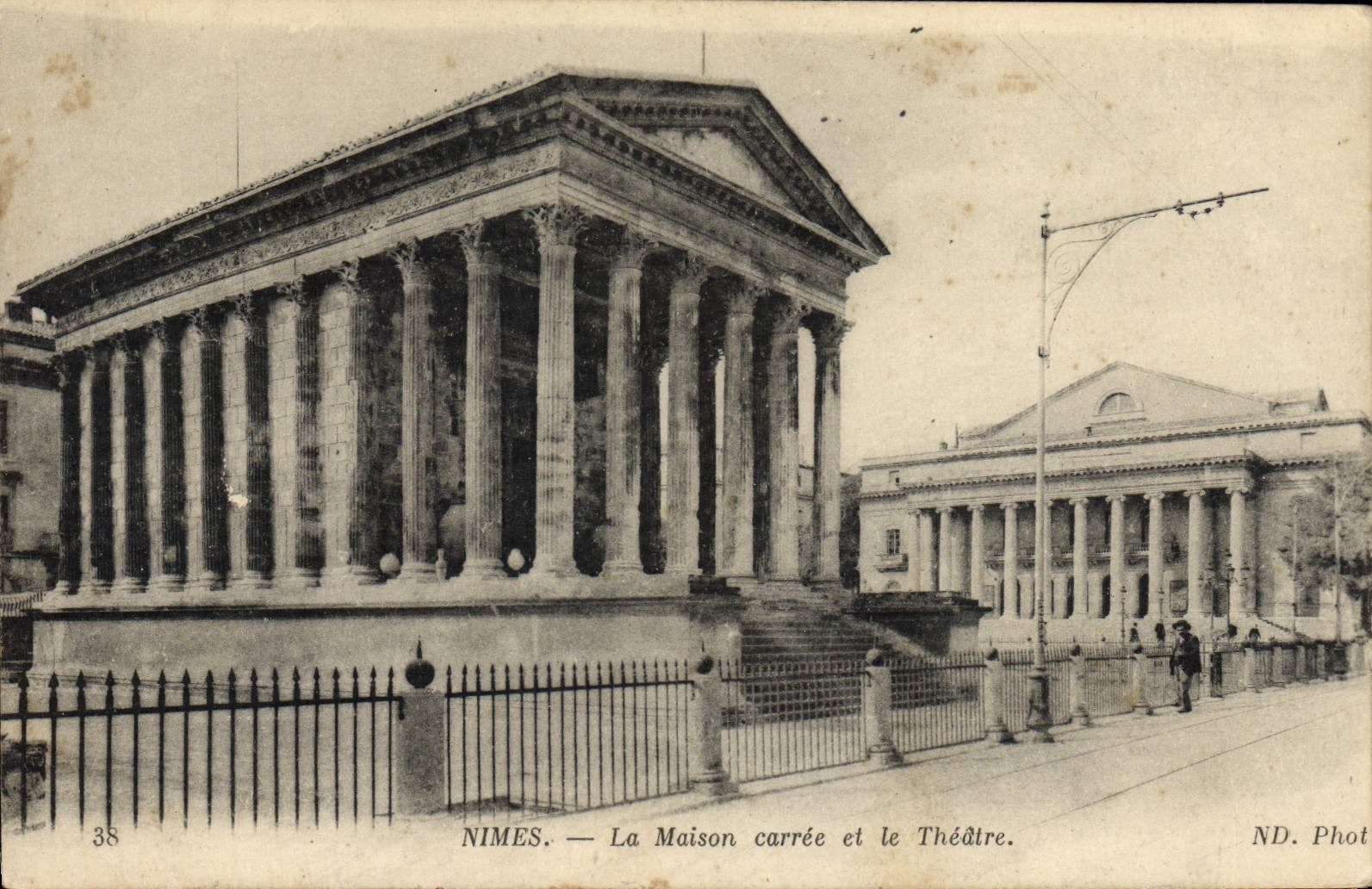 CPA Nimes La Maison Carree Et Le Theatre