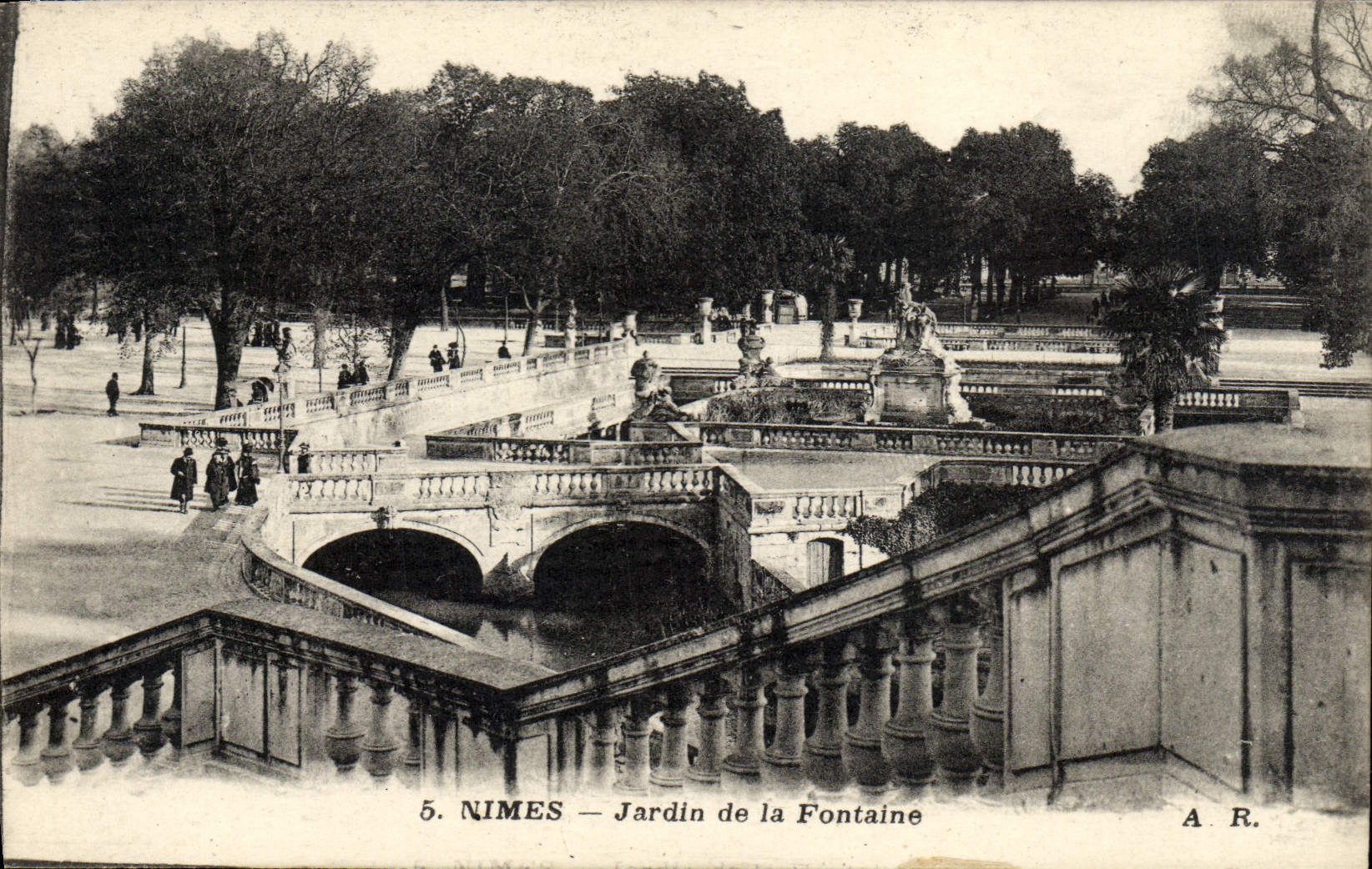 CPA Nimes Jardin De La Fontaine