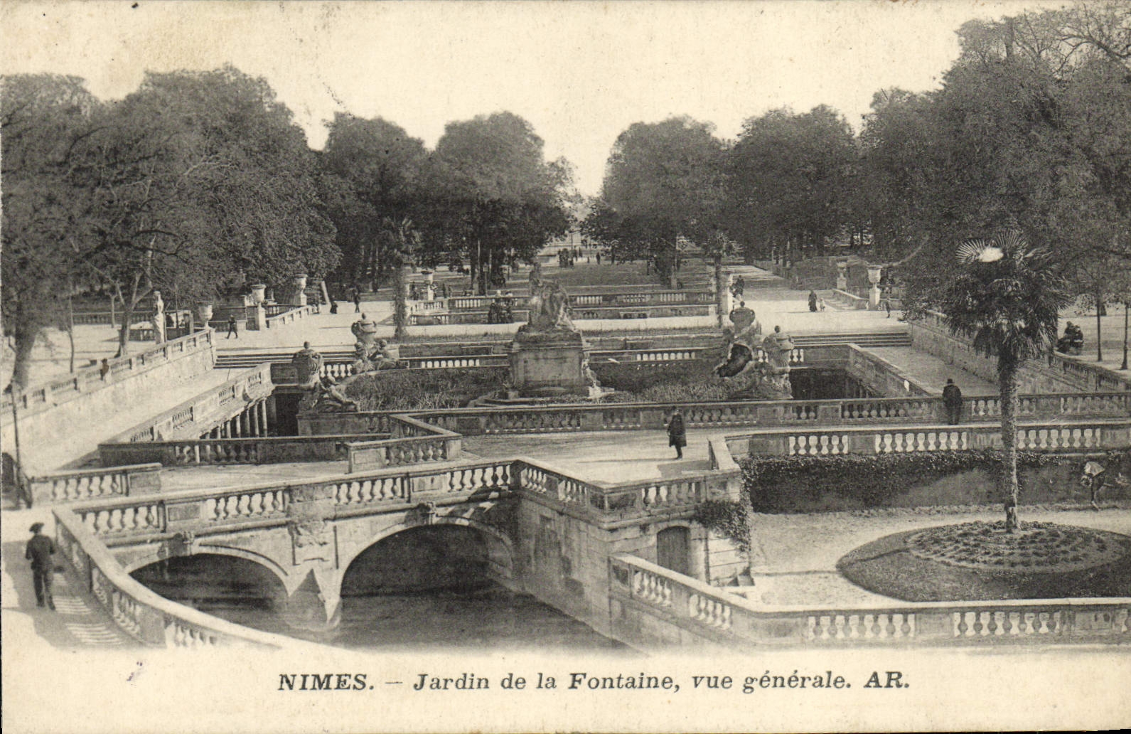 CPA Nimes Jardin De La Fontaine Vue Generale