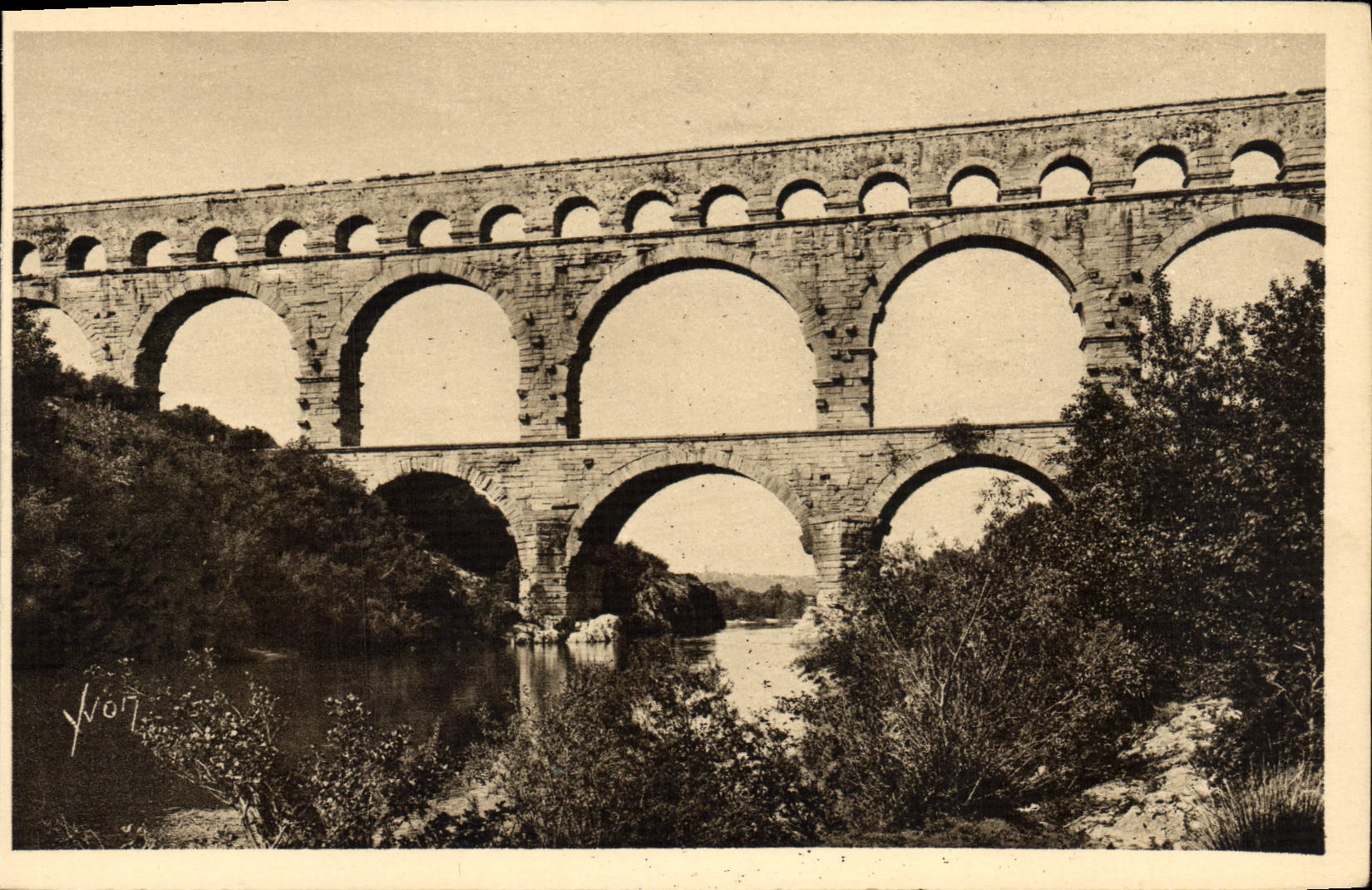 CPA La Douce France Nimes Le Pont Du Gard