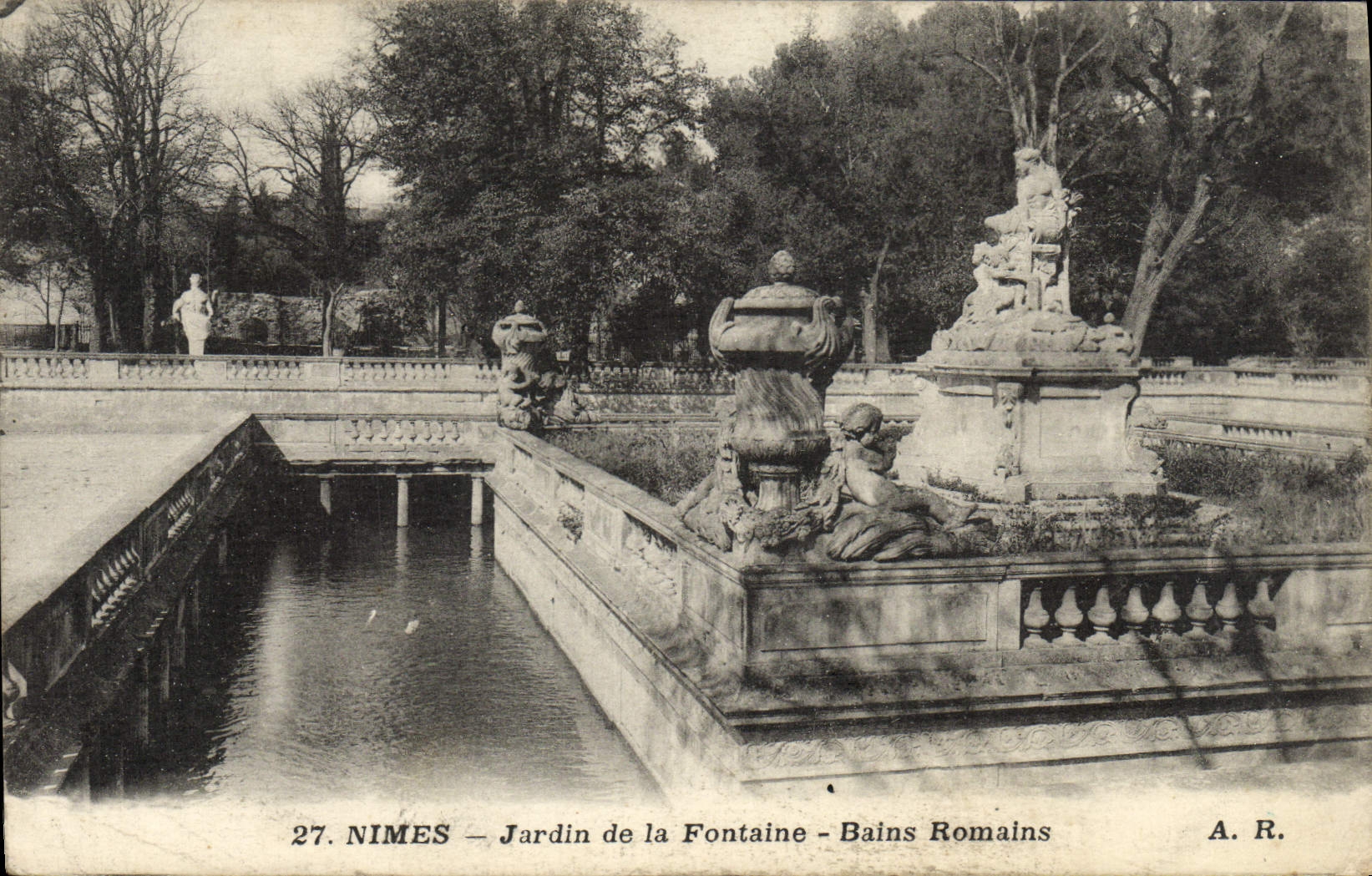 CPA Nimes Jardin De la Fontaine Bains Romains