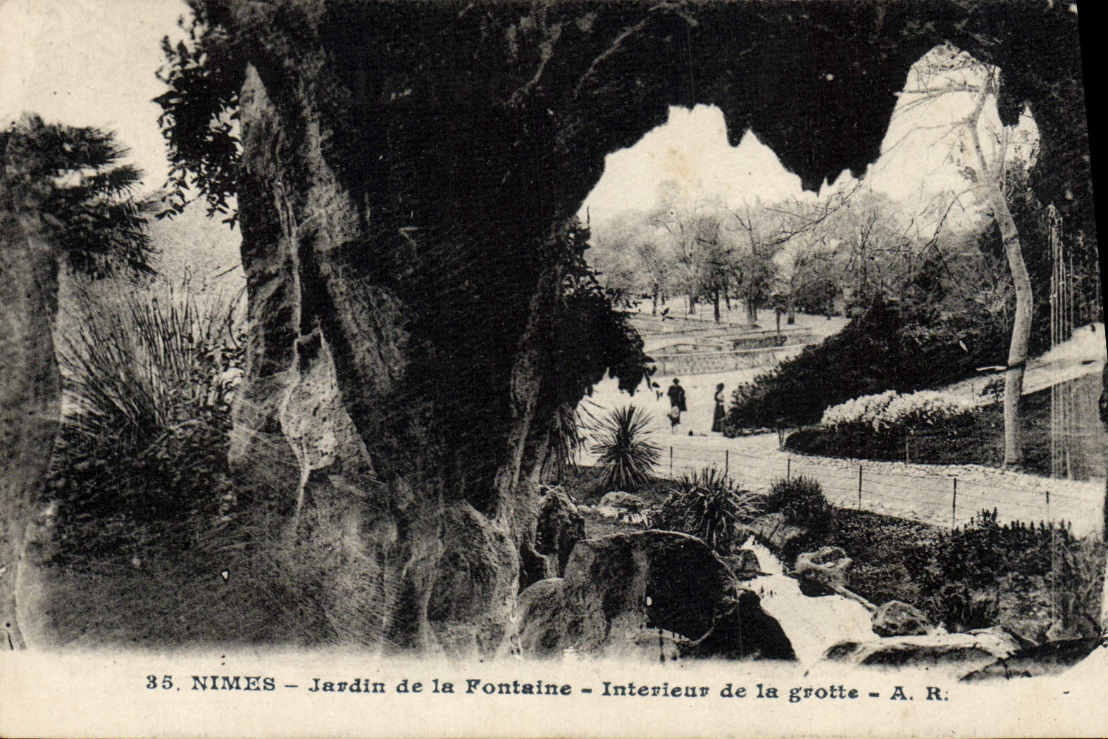 CPA Nimes Jardin De la Fontaine Interieur De La Grotte