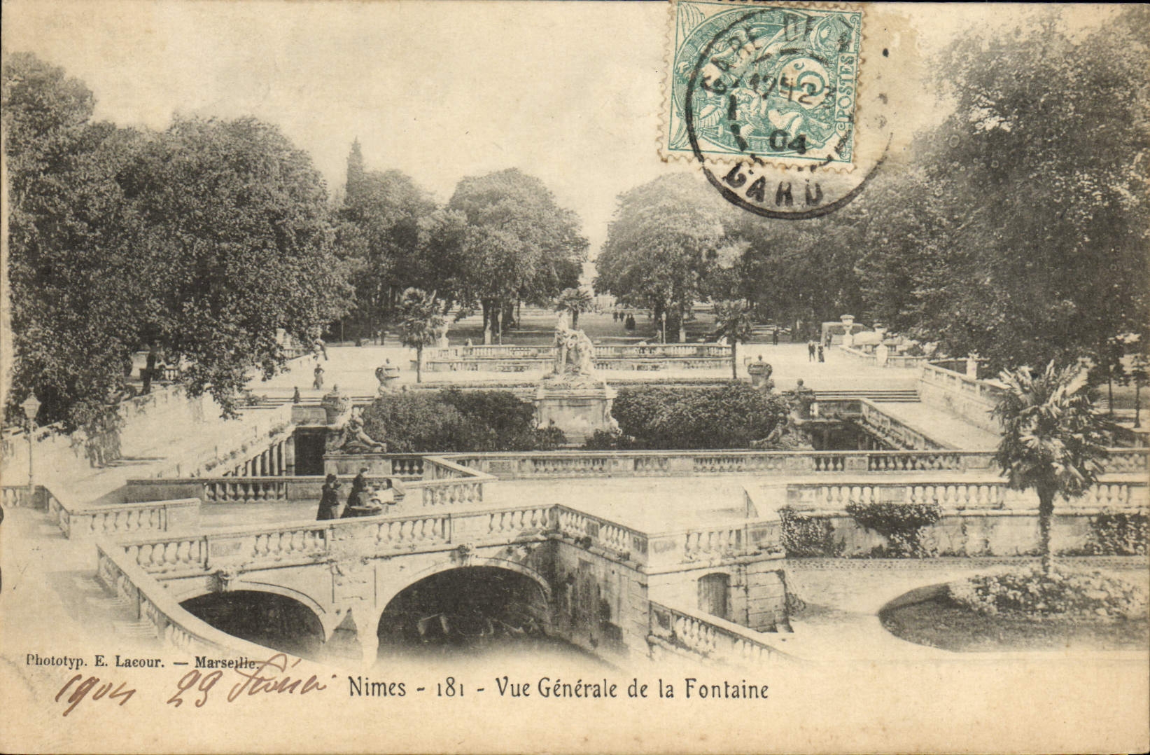 CPA Nimes Vue Generale De La Fontaine