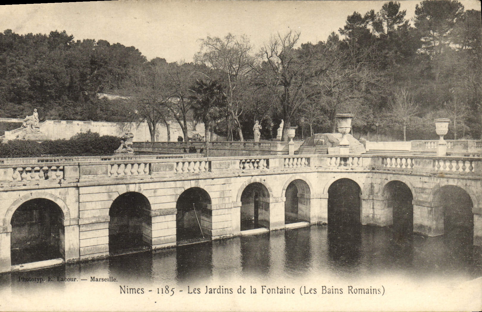 CPA Nimes Les Jardins De La Fontaine Les bains romains