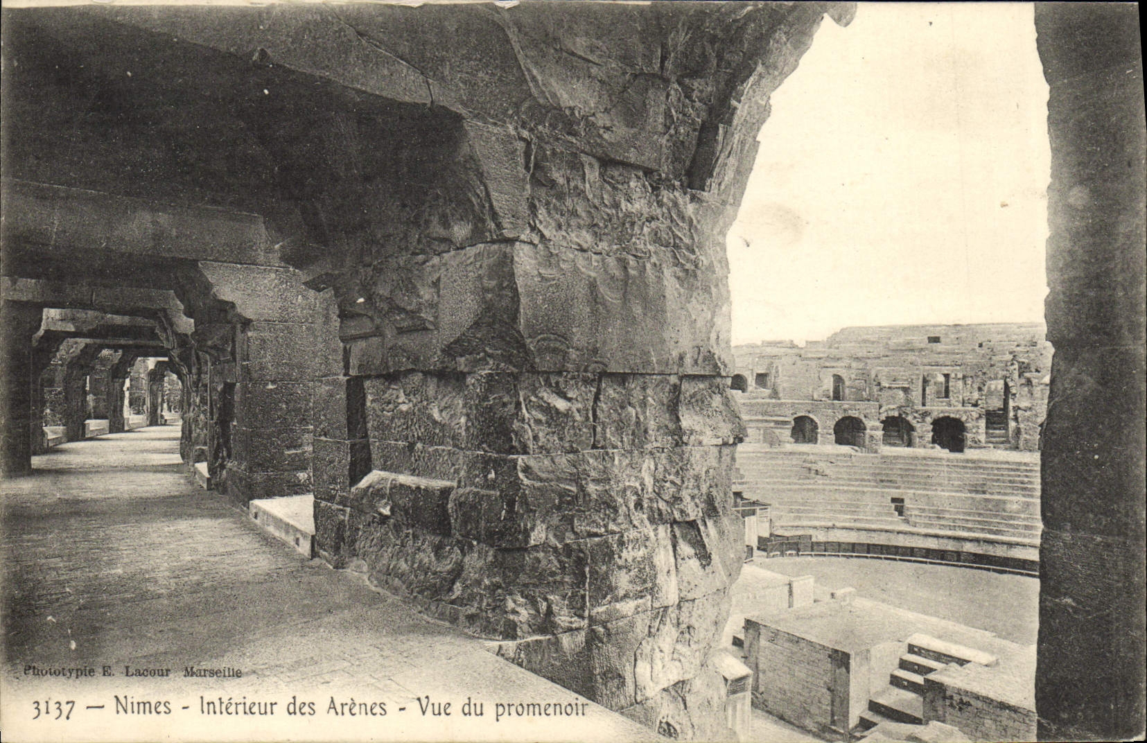 CPA Nimes Interieur Des Arenes Vue Du promenoir