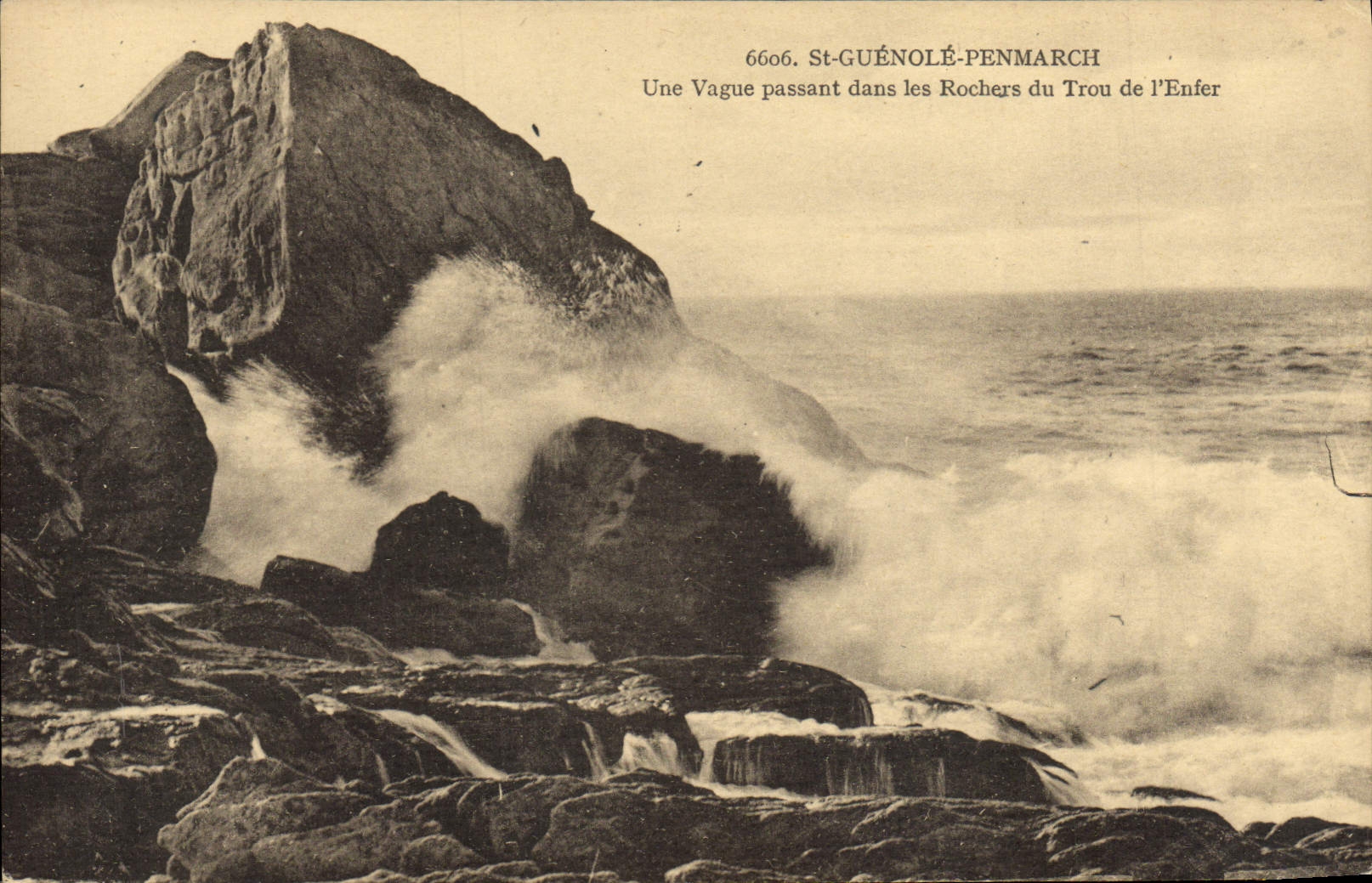 CPA St Guenole Penmarch une Vague Passant Dans Les Rochers Du Trou De l'Enfer