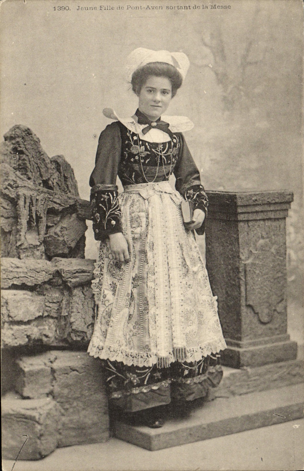 VINTAGE POSTCARD Jonne Girl of Bridge outgoing Swallow-hole of the Mass Folklore