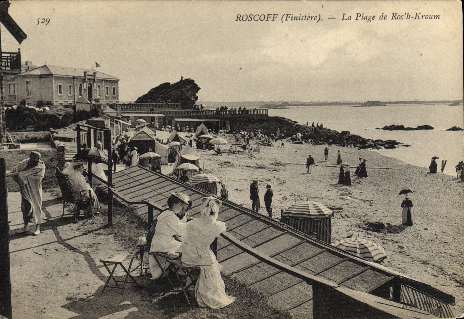 VINTAGE POSTCARD Roscoff the Beach of Rock Kroum