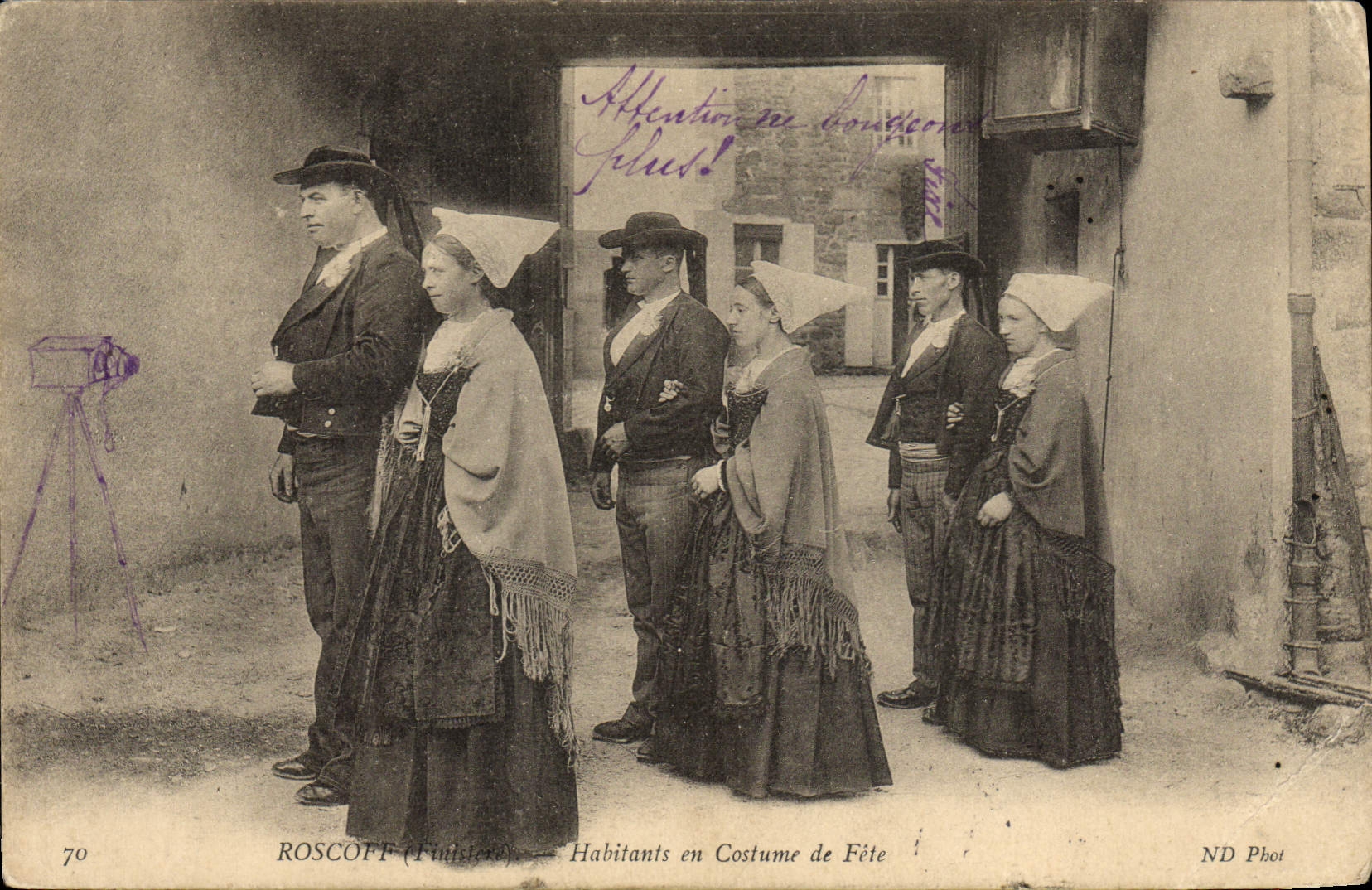 VINTAGE POSTCARD Roscoff Inhabitants in Costume of Festival Folklore