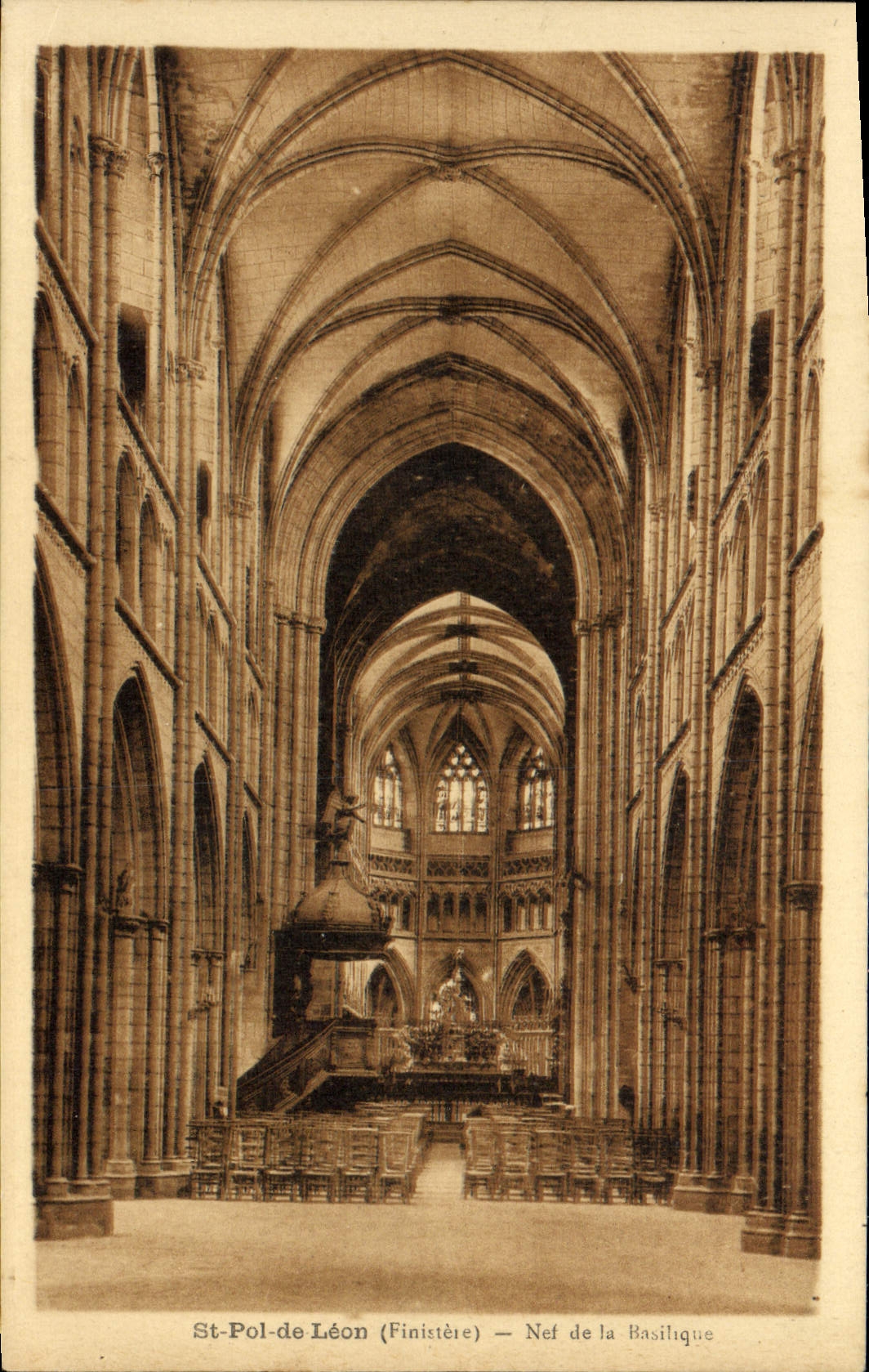 VINTAGE POSTCARD Holy pol. Of Leon Nave of the Basilica