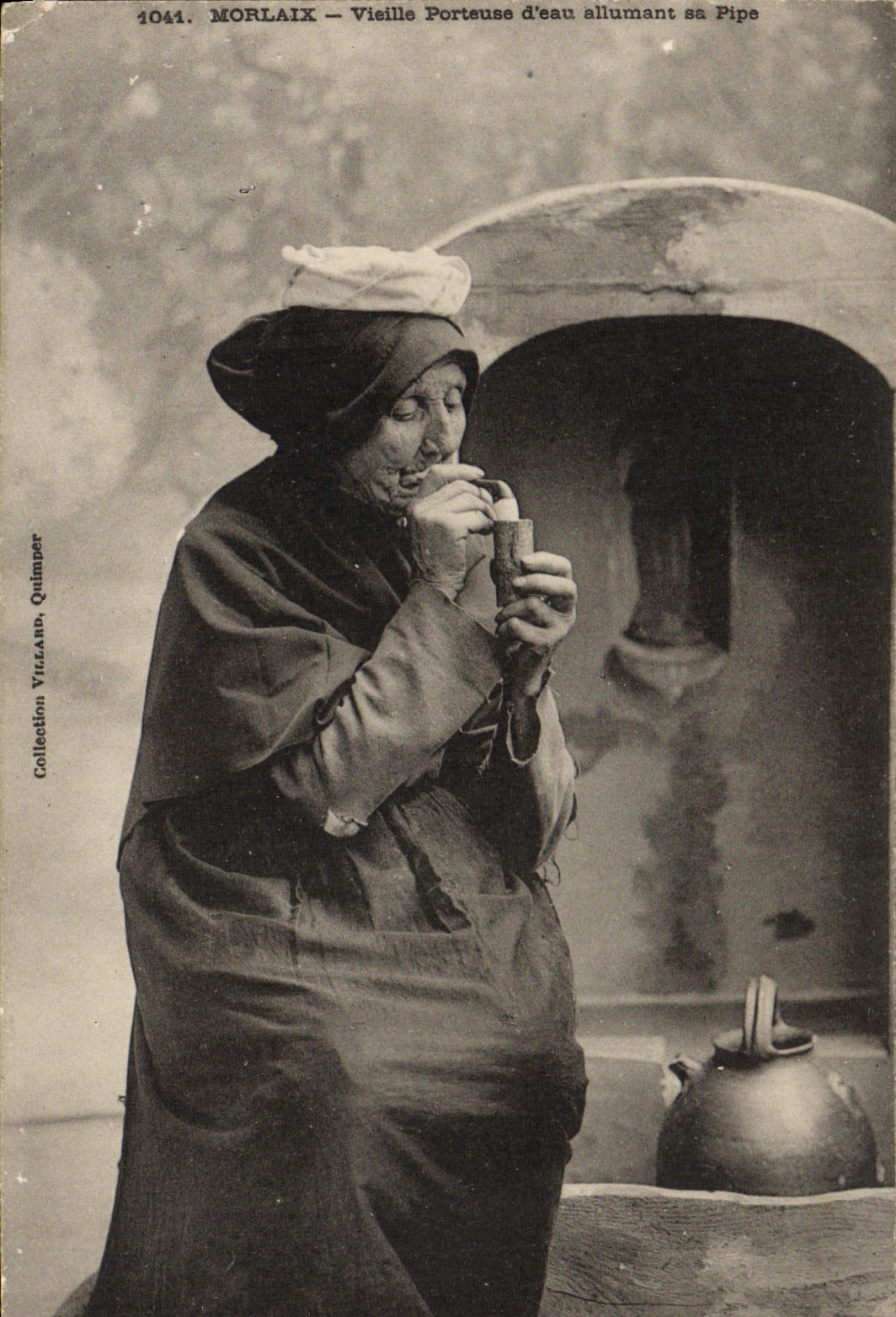 CPA Morlaix Vieille Porteuse d'eau allumant sa Pipe Folklore 