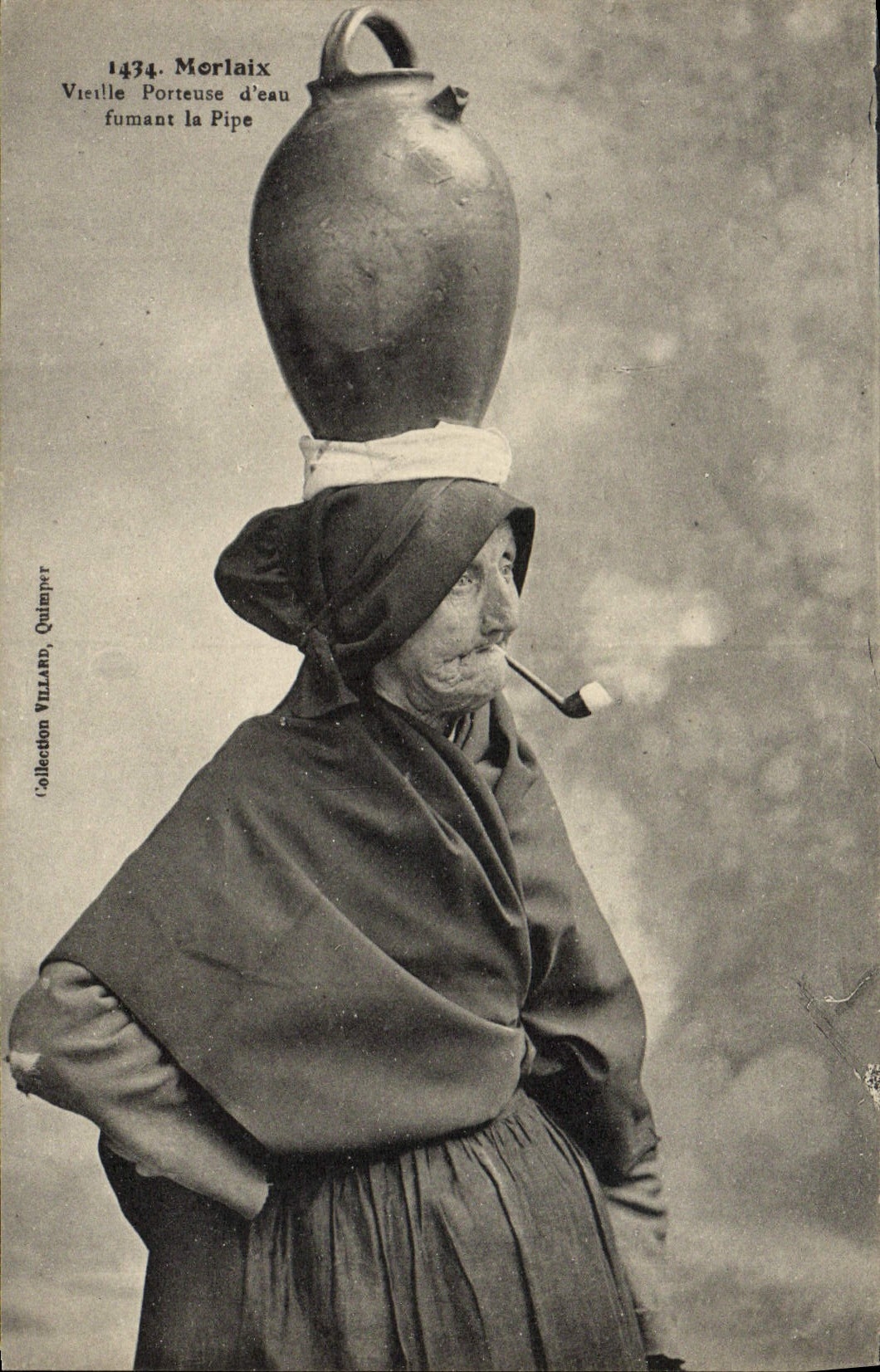 CPA Morlaix Vieille Porteuse d'eau allumant sa Pipe Folklore 
