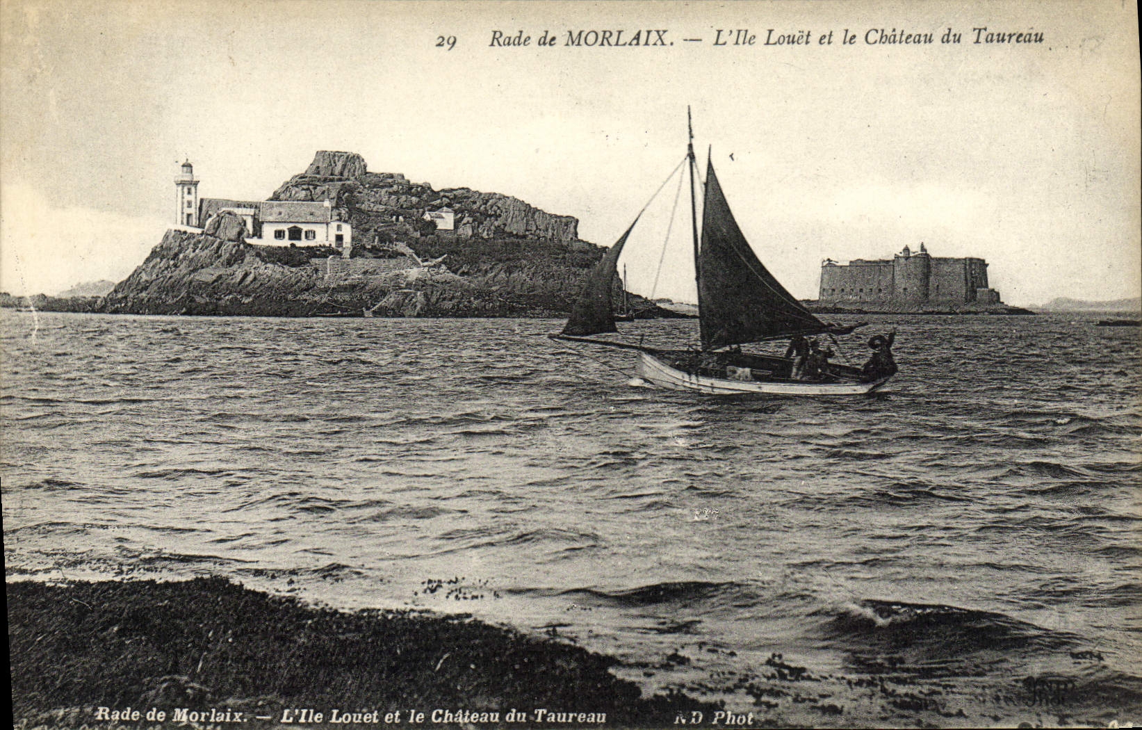 CPA Rade de Morlaix L'Ile Louet et le chateau du Taureau Bateau 