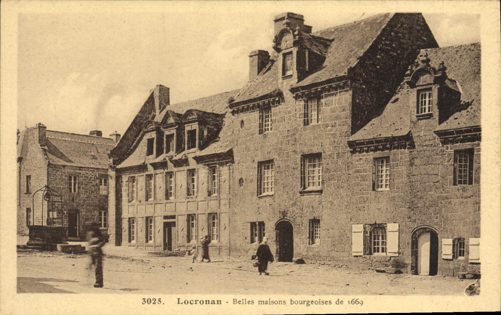 VINTAGE POSTCARD Locronan Beautiful middle-class houses of 1669