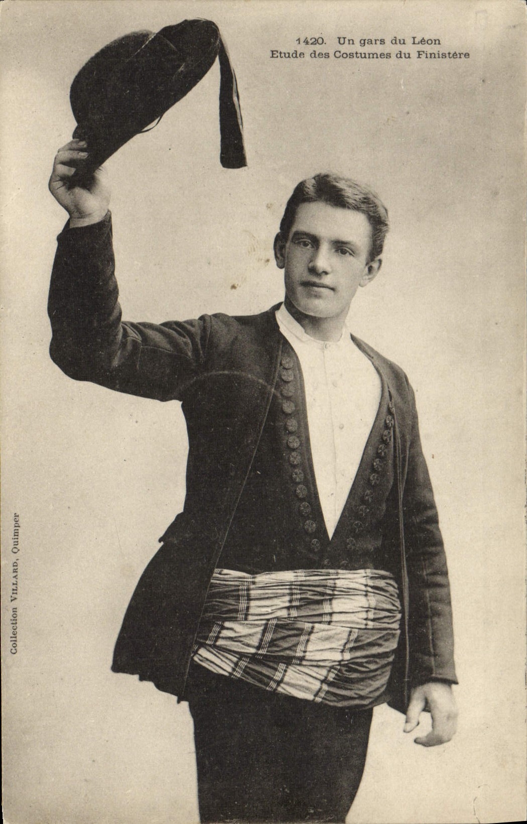 VINTAGE POSTCARD a guy of the Leon Details of the Costumes of Finistere Foklore