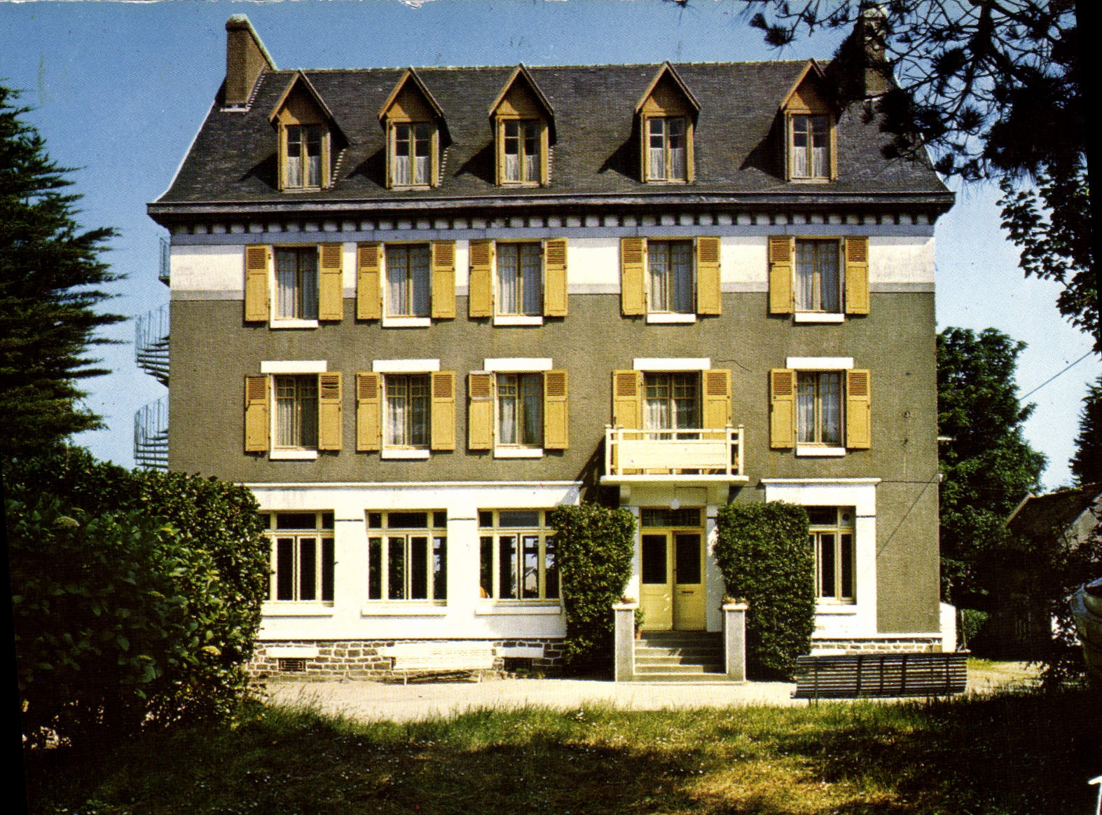 MODERN CARD Carantec Family home Rocks