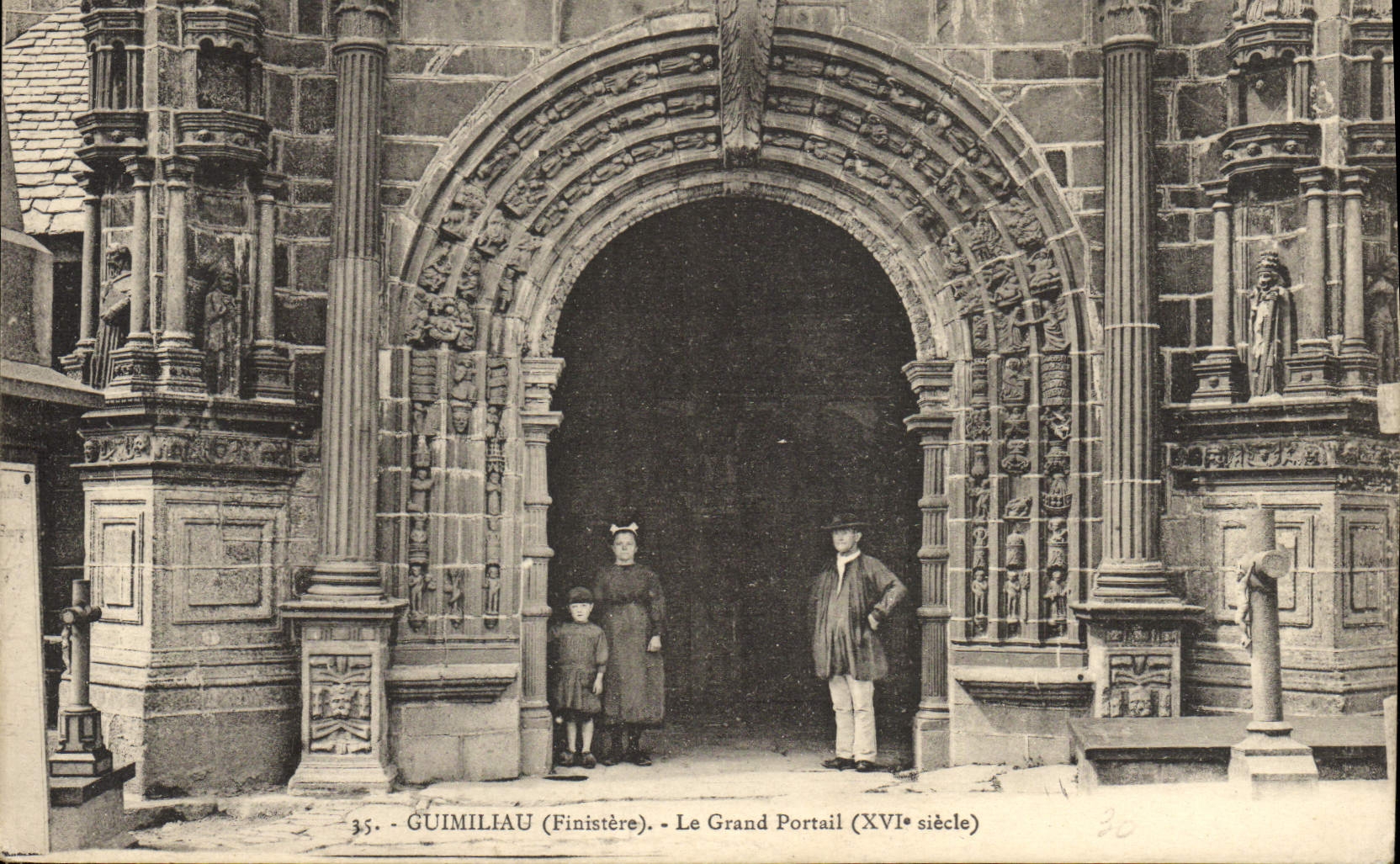 VINTAGE POSTCARD Guimiliau the Large Gate