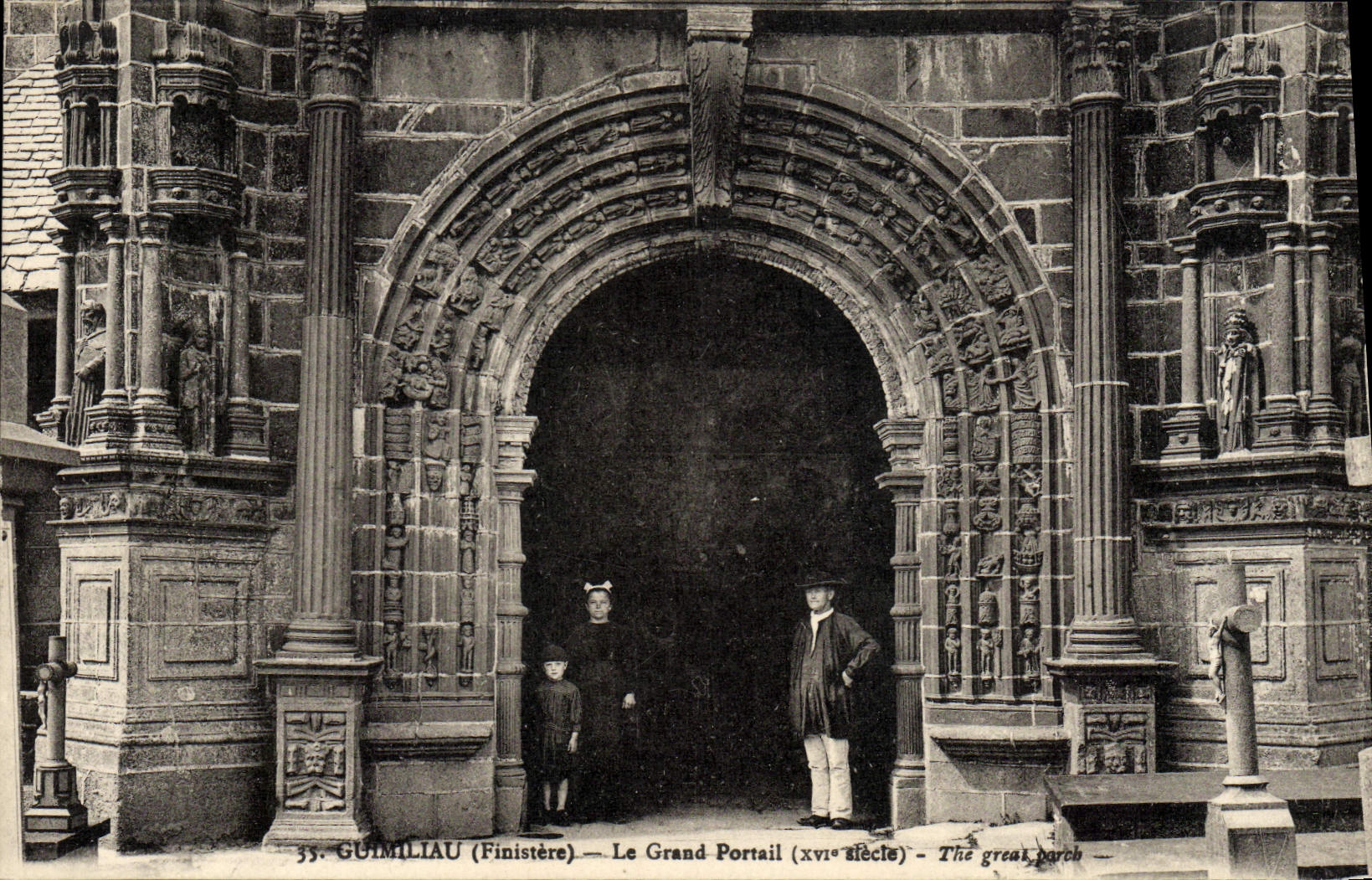 CPA Guimiliau Le Grand Portail