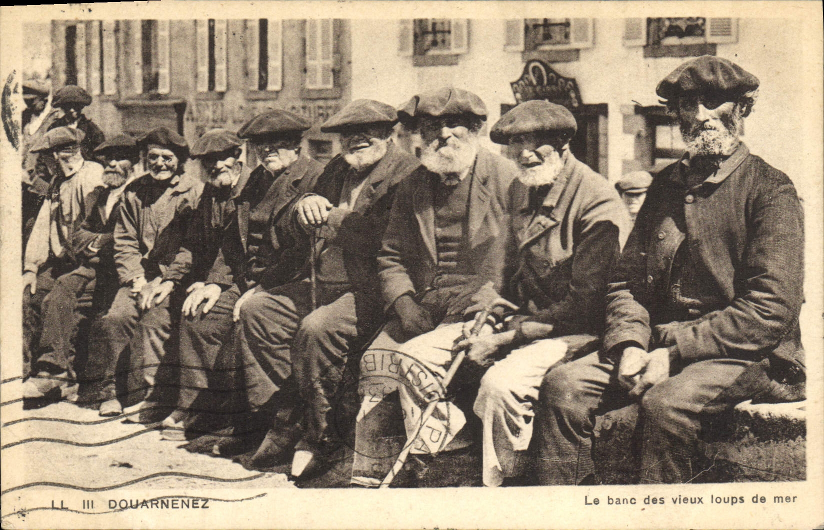 VINTAGE POSTCARD Douarnenez the bench of the old old seamen Folklore TOP