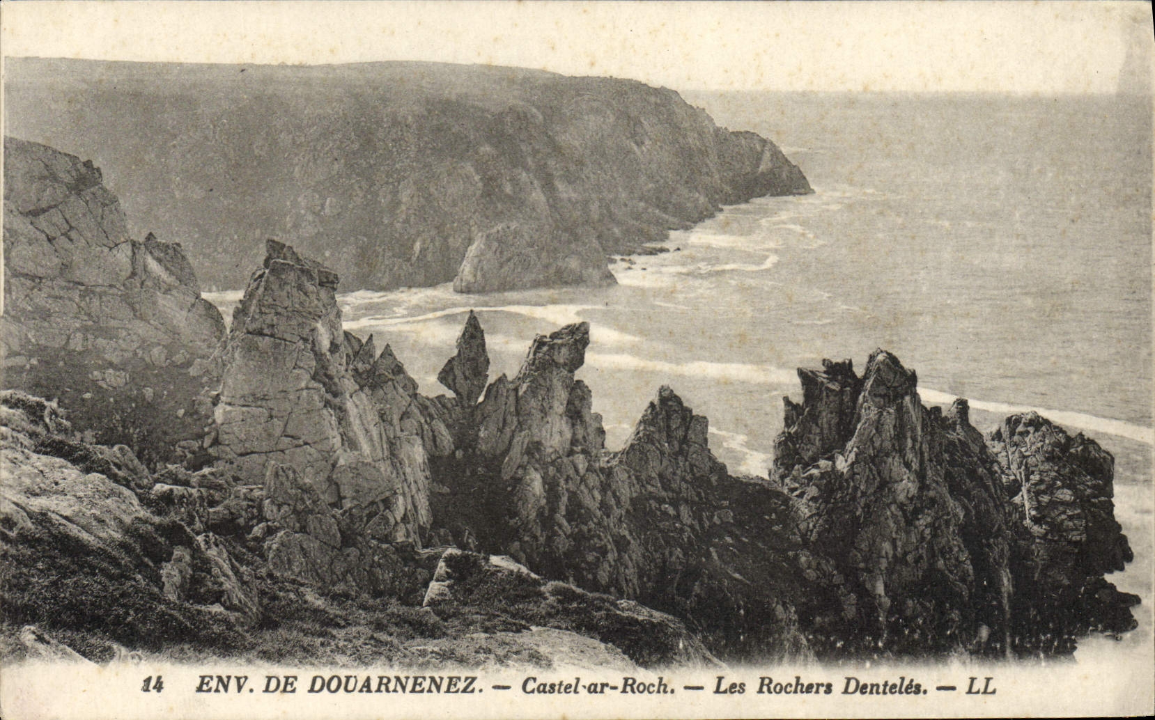 VINTAGE POSTCARD Douarnenez rear Manor house Roch the Rocks Laces