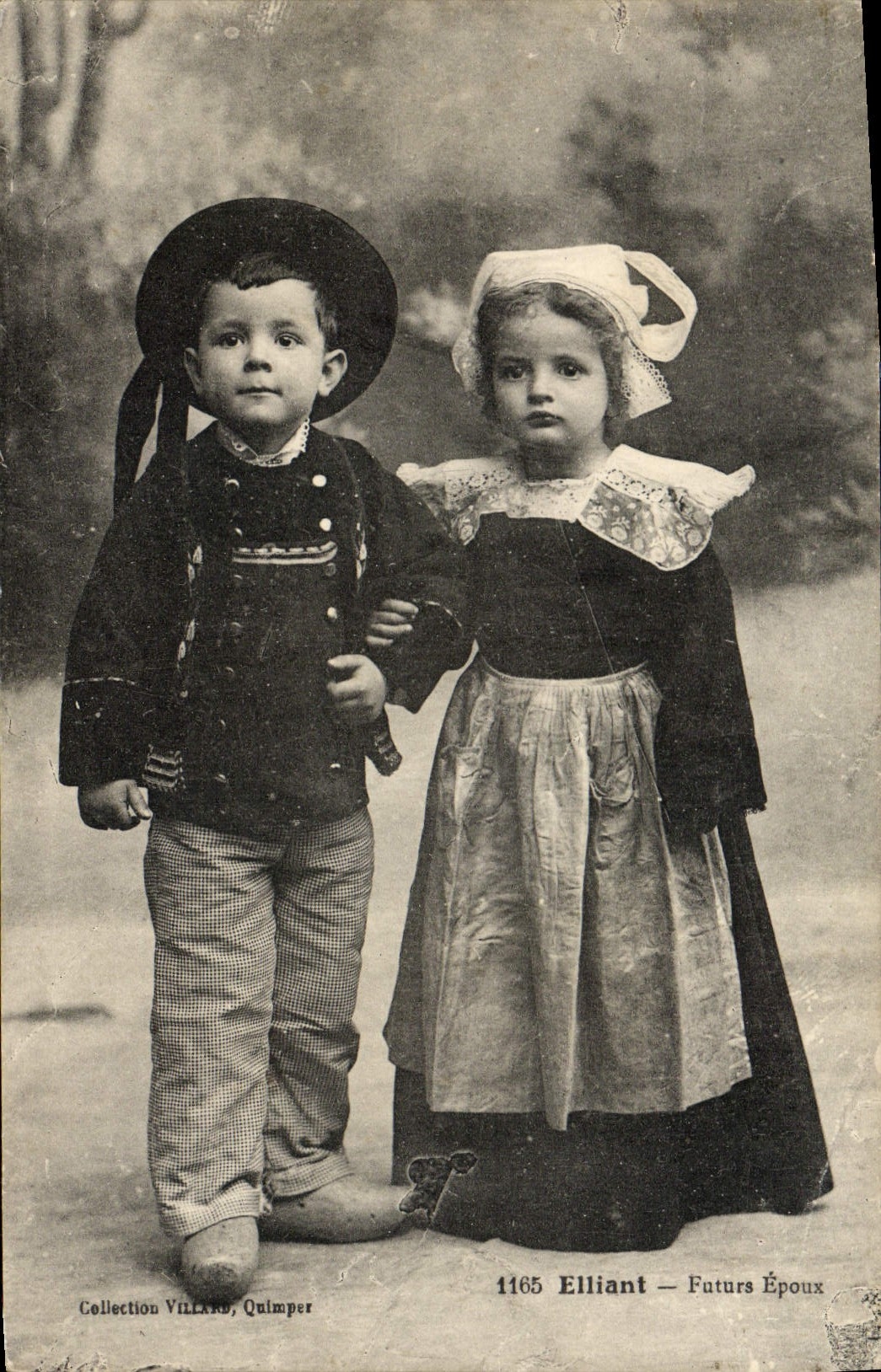 VINTAGE POSTCARD Elliant Engaged couple Children Folklore