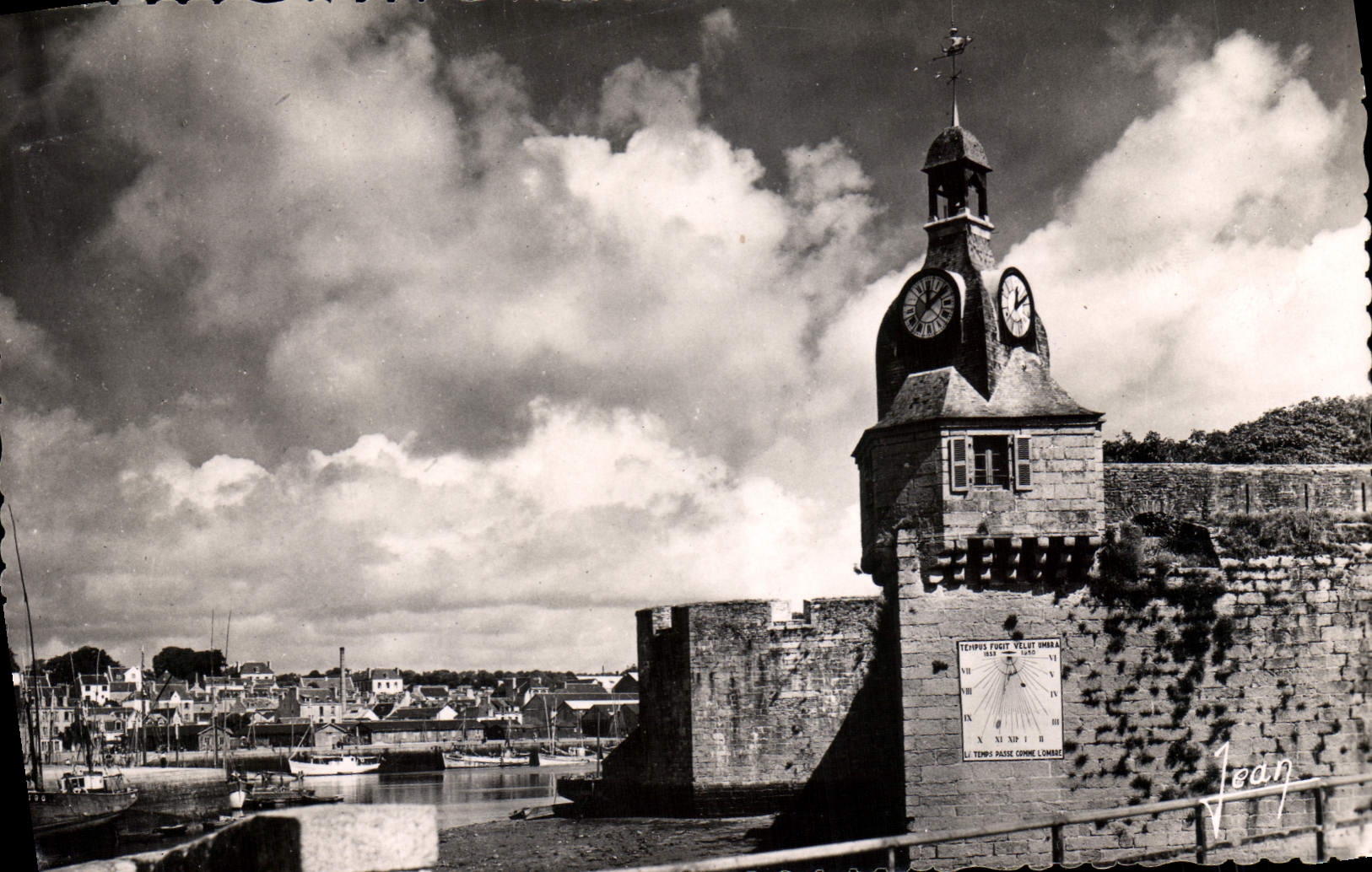 VINTAGE POSTCARD Concarneau the closed city