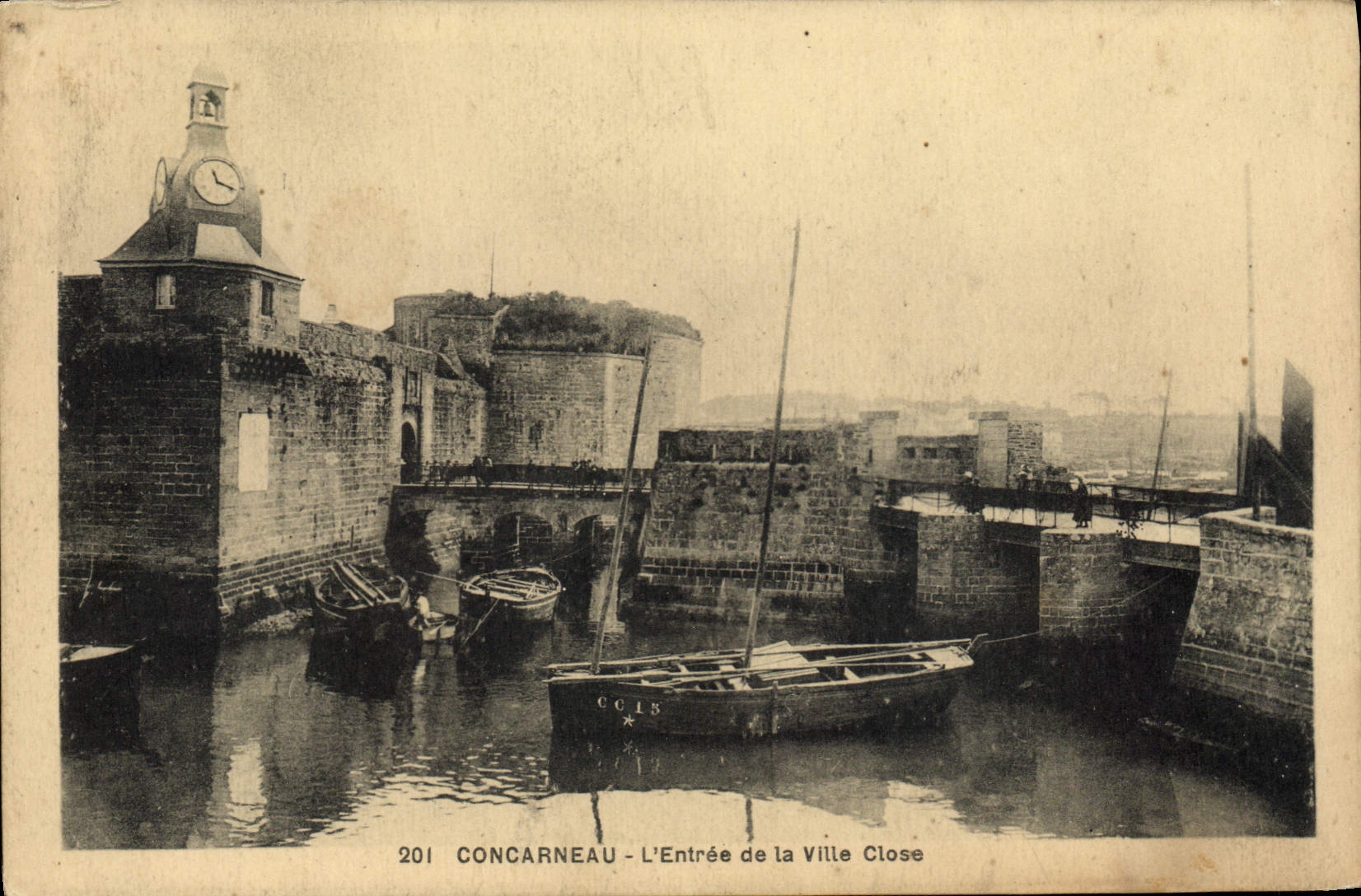 VINTAGE POSTCARD Concarneau the Entry of the Closed city Baéteau