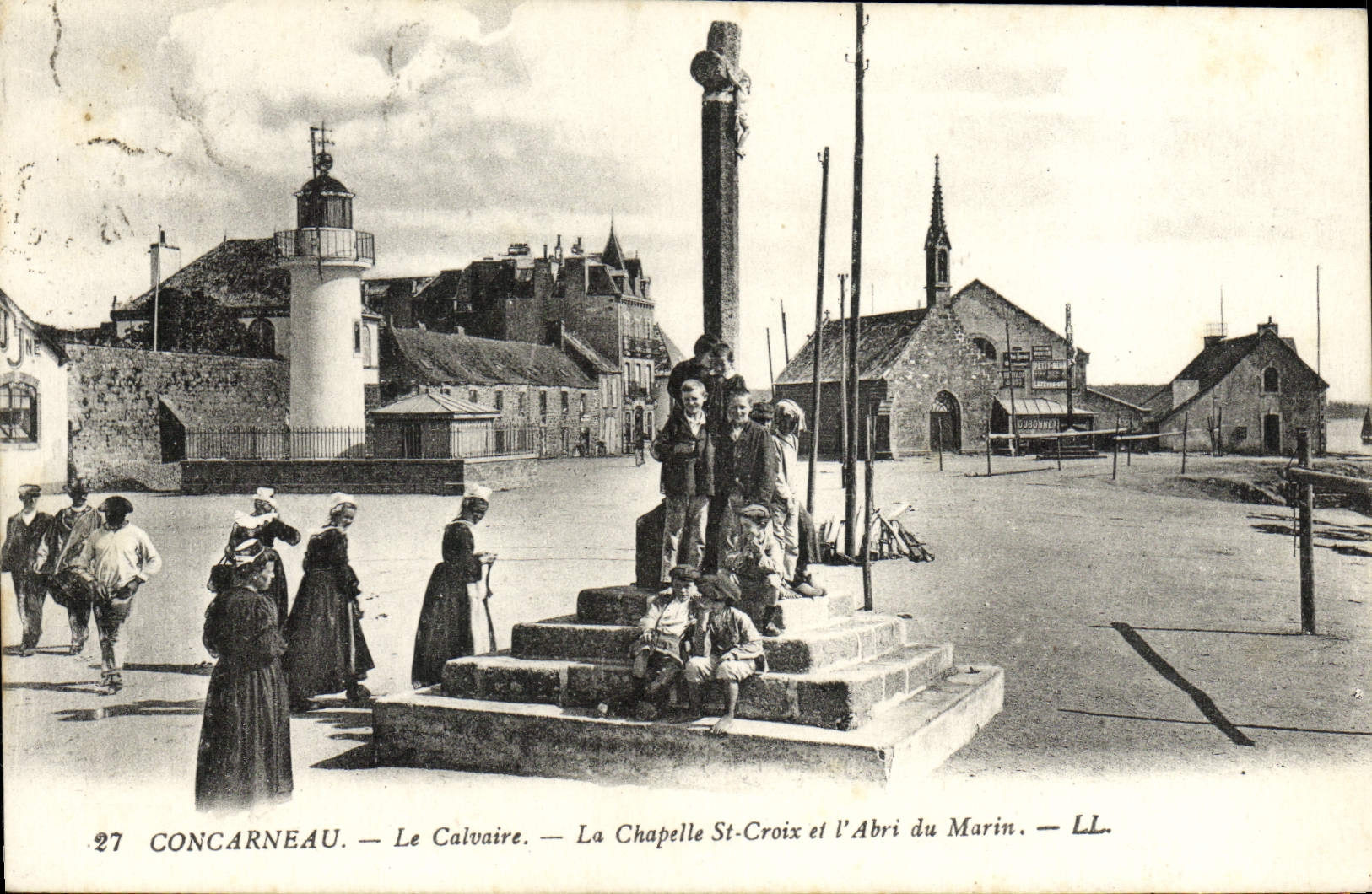 POSTAL Concarneau de la VENDIMIA la cruz del St del martirio La Chapelle y el abrigo del folklore de los niños del marinero
