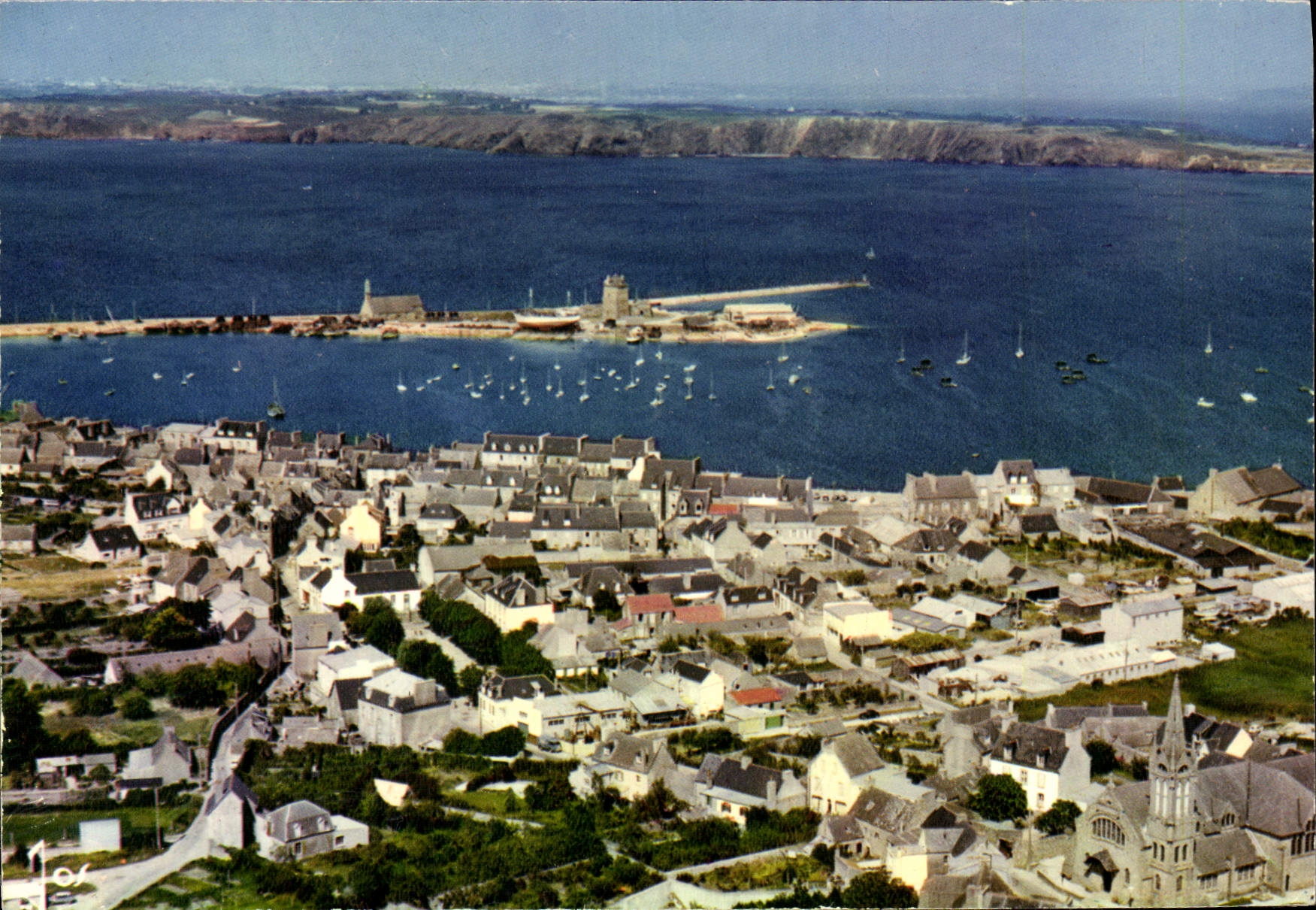 MODERN CARD Camaret View of the city towards the Furrow