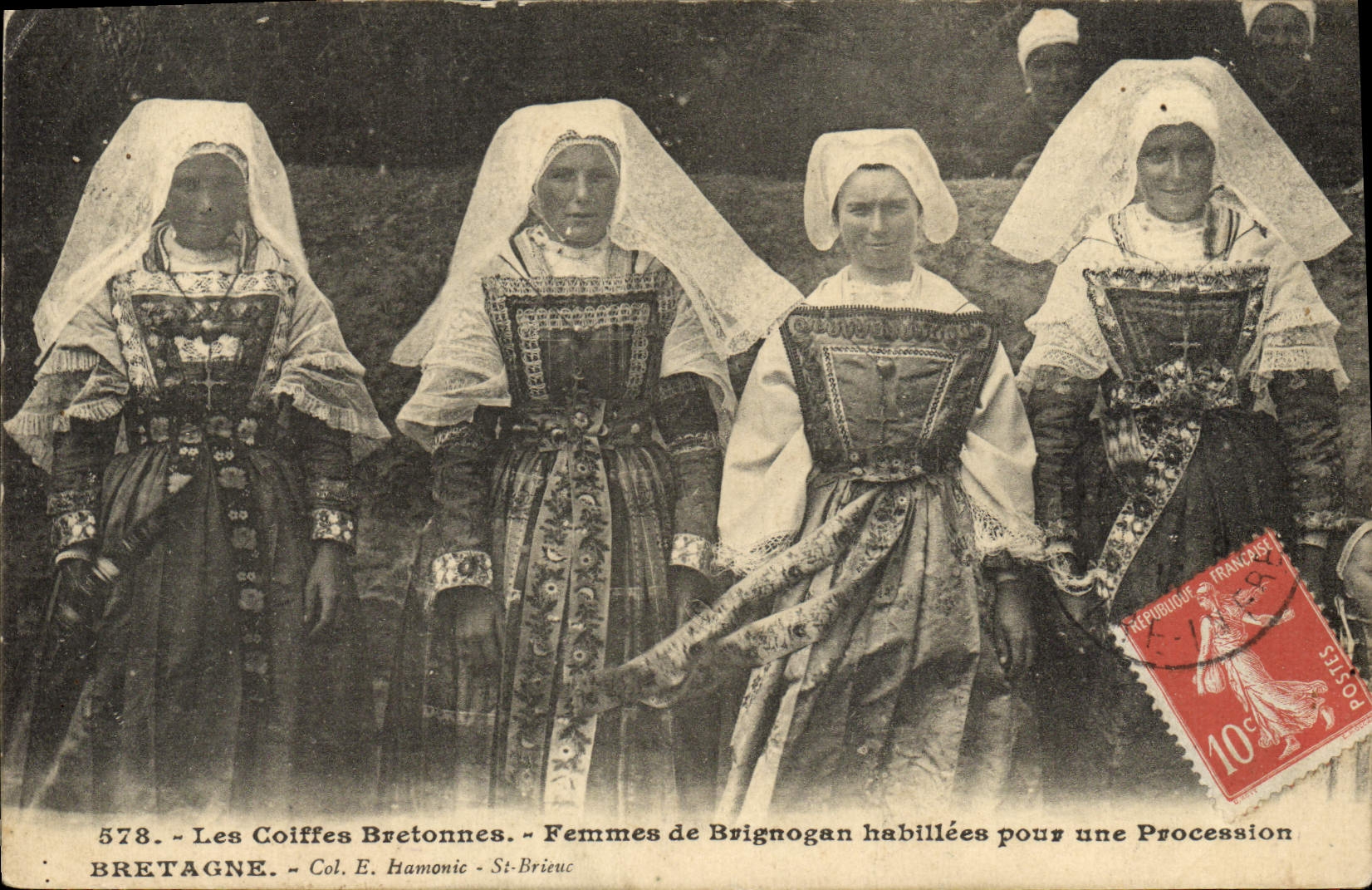 El bretón de Bretange de la POSTAL de la VENDIMIA capsula a mujeres de los habillees de Brignogan para un foklore de la procesión