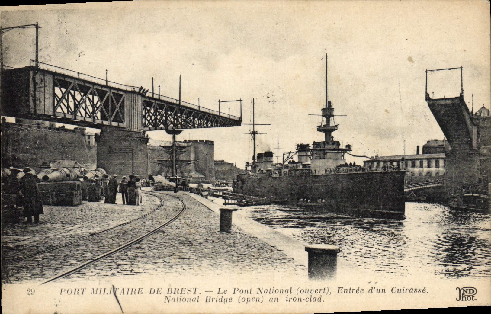 CPA Port Militaire De Brest Le Pont tournant Entree d'un cuirasse Bateau