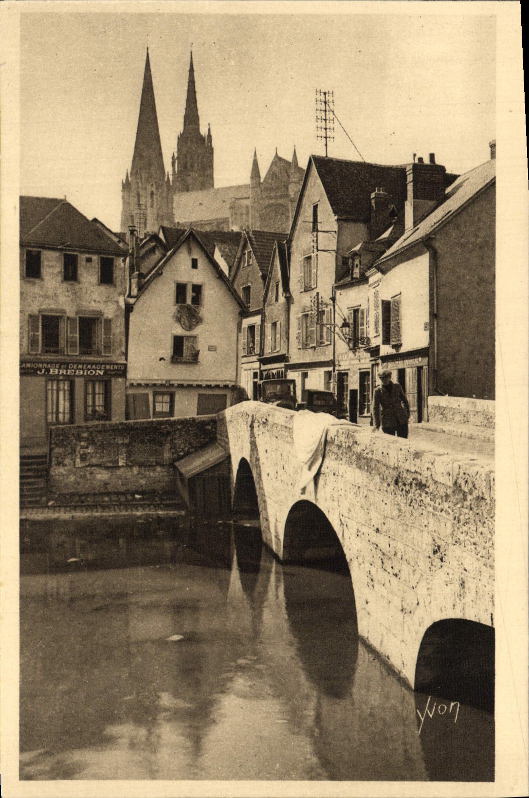 Puente suave del viejo hombre de Francia Chartres de la POSTAL de la VENDIMIA y casas viejas