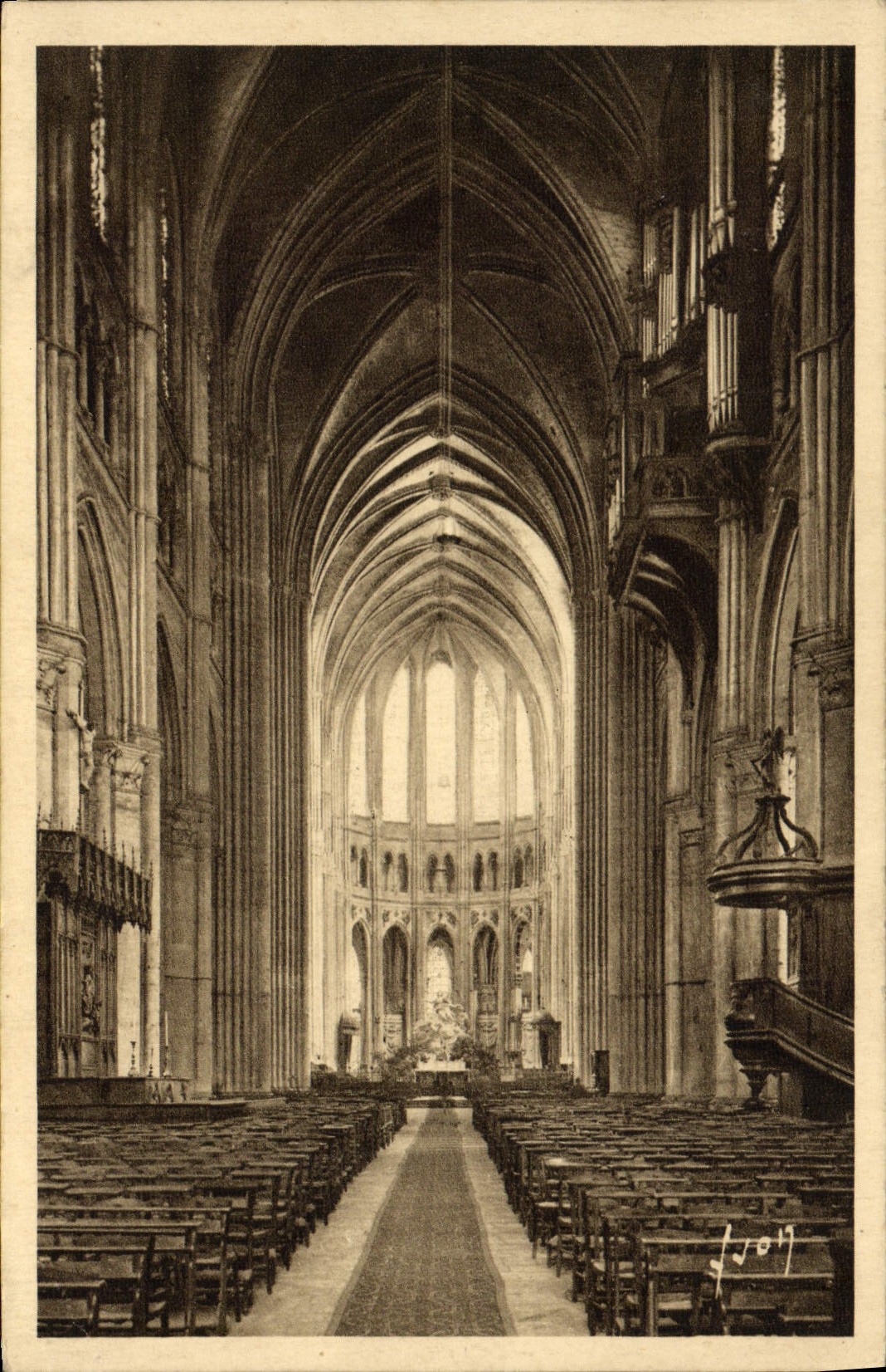 CPA Chartres Interieur De La Cathedrale La nef et le choeur