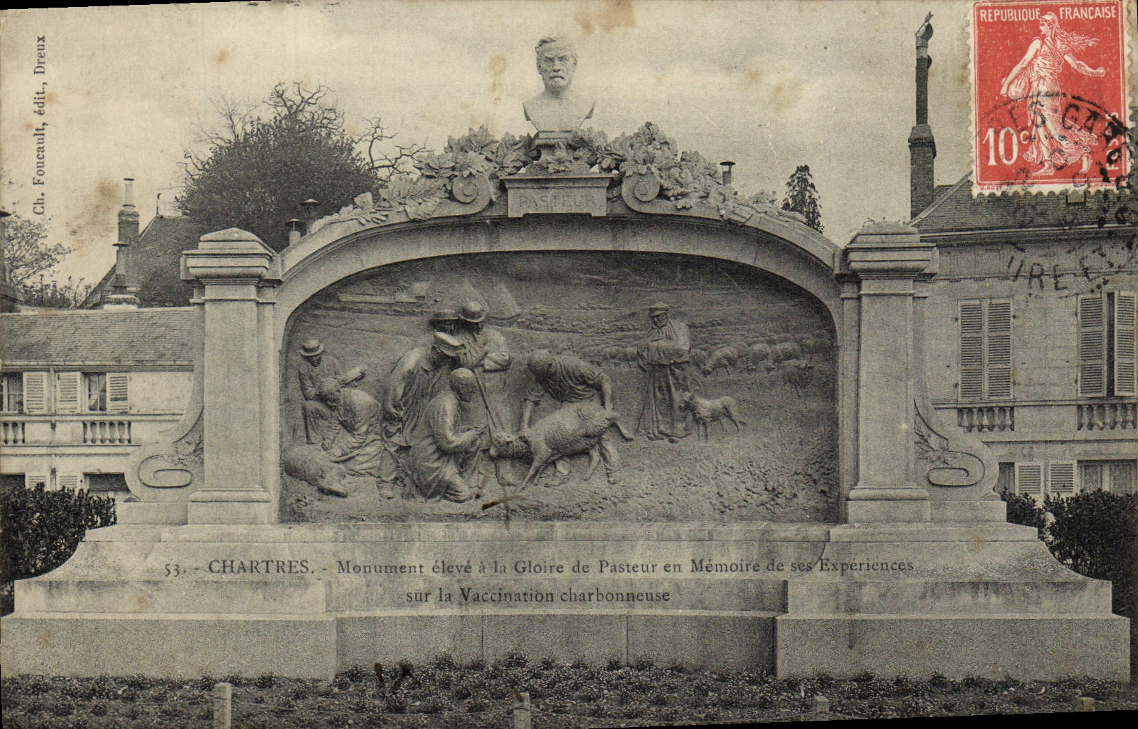 El monumento de Chartres de la POSTAL de la VENDIMIA levantó con la gloria de Pasteur en la memoria de sus experimentos en rabia carbonosa de la vacunación