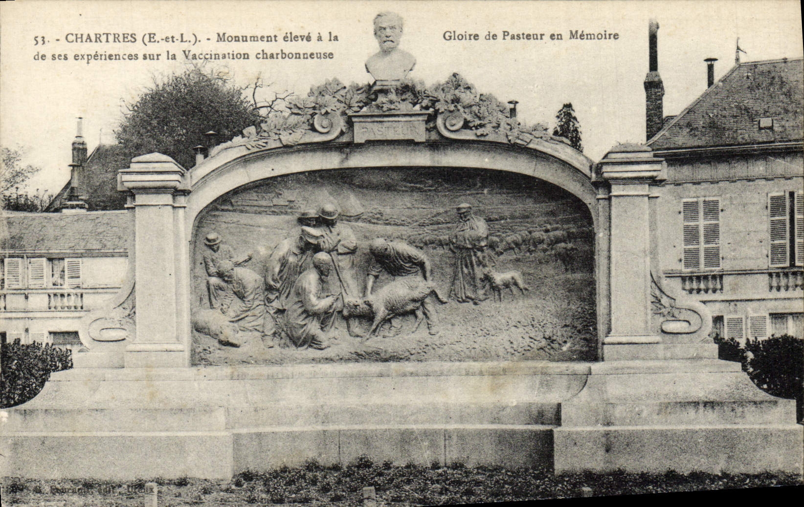 El monumento de Chartres de la POSTAL de la VENDIMIA levantó con sus experimentos en la vacunación de Charbouneuse